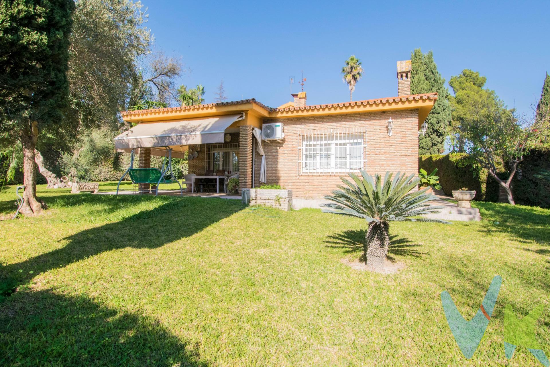 Chalet independiente en Urbanización Colina Blanca (Camas), una de las urbanizaciones más exclusivas del Aljarafe sevillano. Este hogar combina el lujo, la comodidad y la seguridad gracias a su vigilancia de 24h, garita con portero, sistema de identificación de matrículas y servicio nocturno de sereno. . En una parcela de más de mil metros cuadrados se levanta la vivienda de 280 m2 construidos con la característica principal de tener las áreas principales en su primera planta. En ella encontramos 4 de los 6 dormitorios que ofrece así como 3 cuartos de baño completos, dos de ellos en suite. . La segunda planta, que se añadió a posteriori a la vivienda, presenta otras dos habitaciones más con cuarto de baño completo y, en su acceso, una zona multidisciplinar con espacio de lavadero a parte. La entrada a la vivienda nos presenta un amplio y acogedor recibidor que nos da paso tanto a la zona de salón (conectado con un comedor independiente y el porche a un gran jardín) como cocina y habitaciones. Buenas calidades (puertas de madera blanca, suelos de mármol, estuco en paredes, placas solares..) y magnífica conexión con todas las direcciones. . Junto a todo tipo de servicios, colegios, centros médicos y comerciales. . Además, dispone en la misma urbanización de un Club social privado con 2 piscinas, pistas de tenis, paddle, fútbol y barra para eventos y celebraciones. El hogar perfecto para vivir y con garaje y aparcamiento para varios vehículos. Contáctenos sin compromiso para más información. Informamos a nuestros clientes compradores que el precio de venta no incluye lo siguiente: Honorarios de la agencia inmobiliaria, Impuestos (I. T. P. , I. V. A. o A. J. D. , en su caso) ni otros gastos de la compraventa (gastos de Registro de la Propiedad, Notaría, Gestoría ni de posible Financiación). Documento D. I. A. a disposición del consumidor según Decreto 218/2005 Junta de Andalucía.