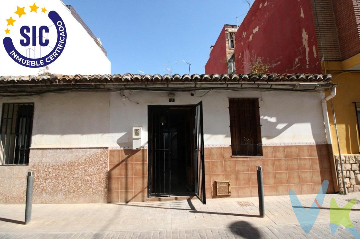 Oportunidad de inversión en una de las zonas más consolidadas de Alaquàs, en pleno Dos de Mayo, con todos los servicios a tu alcance: comercios, transporte, colegios y zonas de paso. Se trata de una vivienda para reformar, ideal para diseñarla completamente a tu gusto o como proyecto de rentabilidad. La casa dispone de tres habitaciones, un baño, cocina independiente con salida a galería, comedor y zona de lavadero, ofreciendo una distribución funcional con múltiples posibilidades de mejora. En la parte superior cuenta con una terraza, un espacio muy valorado que te permitirá crear una zona exterior privada, perfecta para disfrutar o revalorizar aún más el inmueble. Si buscas una propiedad con proyección en una buena ubicación, esta es una opción clara para sacar rendimiento desde el primer momento. INFORMACIÓN LEGAL AL CONSUMIDOR:. El precio indicado no incluye impuestos ni gastos derivados de la compraventa. Gastos a cargo del comprador:. • Impuesto de Transmisiones Patrimoniales (ITP): En segundas transmisiones, el tipo general vigente en la Comunitat Valenciana es del 10% sobre la base imponible, que será el mayor valor entre el precio de compraventa, el valor declarado o el valor de referencia catastral, pudiendo aplicarse tipos reducidos según las circunstancias del comprador. • Honorarios de intermediación inmobiliaria: 4% del precio final de venta con un mínimo de 4000€ + IVA (21%), a cargo del comprador. No incluidos en el precio de venta. • Notaría y Registro de la Propiedad: Los aranceles son oficiales y variables en función del precio y características de la operación. A título orientativo, entre 600 € y 1.000 €. Los gastos se distribuirán conforme a la normativa vigente, salvo pacto en contrario. Las condiciones pueden variar en función de las circunstancias personales y del régimen fiscal aplicable. Otros gastos:. • Gastos de financiación: Tasación, comisiones y condiciones bancarias según la entidad elegida por el comprador. • Gestoría: Servicio opcional, con costes variables en función del proveedor. • Podrán existir otros gastos inherentes a la formalización de la compraventa que correspondan al comprador según normativa vigente. El vendedor asumirá los gastos que legalmente le correspondan, salvo pacto en contrario. El inmueble no se encuentra sujeto, a fecha de publicación, a limitaciones de precio derivadas de normativa de zonas de mercado residencial tensionado. Se facilitará al cliente información detallada y personalizada de todos los costes asociados a la operación, así como la documentación relativa al inmueble, disponible en la sede física de la agencia - Av. Blasco Ibáñez 5 Bajo, 46970, Alaquàs (Valencia) y/o en el medio electrónico habilitado – www.inmueblesvalencianos.net. La agencia actúa exclusivamente como intermediaria en la operación. Cualquier compraventa queda sujeta a la aceptación expresa del vendedor y a la formalización del correspondiente contrato. El presente anuncio tiene carácter meramente informativo y no contractual, pudiendo estar sujeto a errores, cambios o actualizaciones.  . La venta de esta vivienda se gestiona mediante contrato de EXCLUSIVA COMPARTIDA por lo que se trabaja con cerca de 400 Inmobiliarias. 
