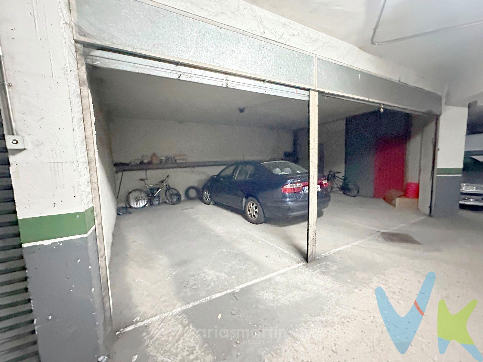 Plaza de garaje triple con dos trasteros a la venta en la Calle Santiago Mirat de Santa Marta de Tormes. Céntrica, cerrada con trapa y puerta automática.
