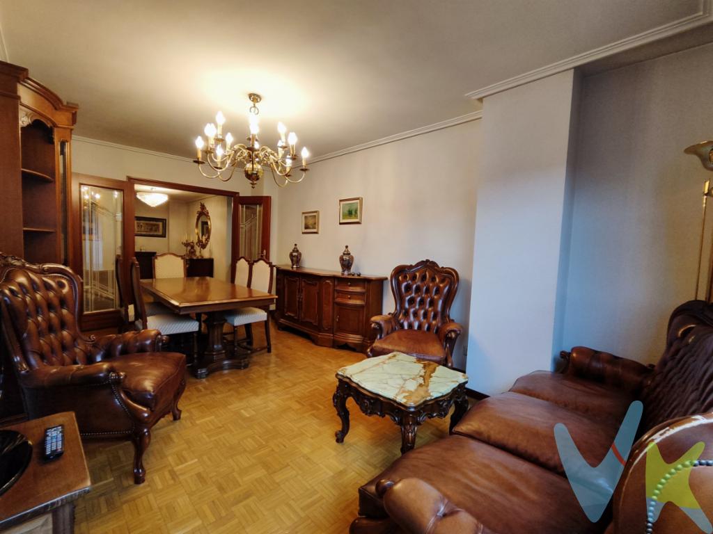 Piso muy luminoso en el centro de Logroño, junto a la estación de autobus.Tres buenas habitaciones exteriores a la calle.Dos cuartos de baño con bañera en ambos.Dos terrazas, una desde el salón y otra mas pequeña desde la cocina.Buen tamaño de hall/recibidorArmario empotrado en una habitación.Trastero bajo cubierta.Cédula habitabilidad vigente.