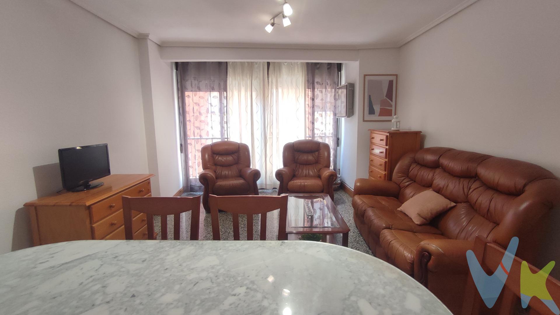 .  Se alquila estupendo piso en pleno centro de Castellón, en la zona de la Plaza María Agustina, una de las áreas más demandadas por su comodidad y cercanía a todos los servicios. La vivienda se encuentra en excelente estado y destaca por su luminosidad y su cuidada distribución. Dispone de dos habitaciones dobles, un baño completo, salón-comedor amplio y muy luminoso, y una cocina totalmente equipada con electrodomésticos y todo lo necesario para el día a día. Gracias a su orientación, el piso disfruta de luz natural, creando un ambiente cálido y acogedor. Su ubicación es inmejorable, a pocos minutos de la playa y con centros de salud, parques, colegios, comercios y transporte público a escasos metros. Ideal para quienes buscan vivir en una zona céntrica, tranquila y perfectamente comunicada. Contacta con nosotros y agenda una visita. 