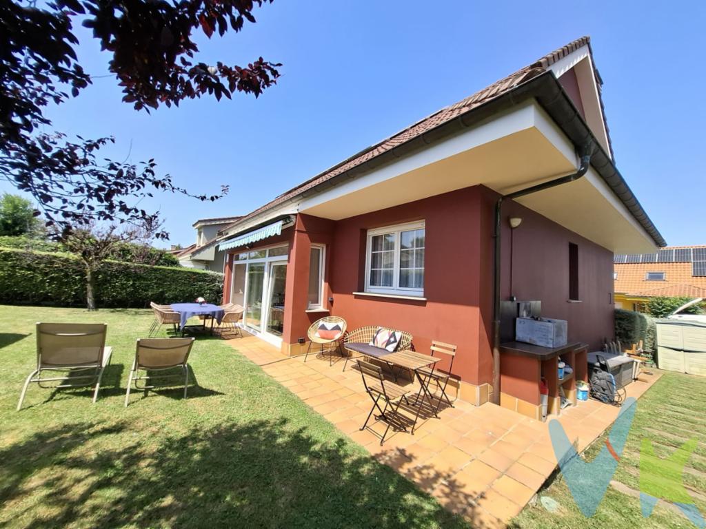 Entrar en esta casa es cruzar a un lugar que respira paz, tranquilidad. Es acogedora y cómoda, suficientemente lejos del bullicio de la ciudad y a la vez tan cerca de todo. Es el sitio donde nos vemos disfrutando del verano en su jardín, en su terraza acristalada donde en invierno veremos llover mientras leemos un buen libro o vemos una peli....La casa tiene 4 habitaciones, un salón comedor con acceso a la terraza y al jardín, una cocina independiente y tres baños. Dispone de un garaje de más de 70 m2 con una zona de vehículos, zona de gimnasio, zona de lavandería y zona de trabajo. La calefacción y el Agua caliente Sanitaria se suministran por gas natural, tiene placas solares para dar servicio eléctrico y ventanas climalit doble.Estamos seguros que os gustará. La vemos?En el precio del inmueble no se incluyen los gastos de Notaría, Registro e Impuestos asociados a la operación.