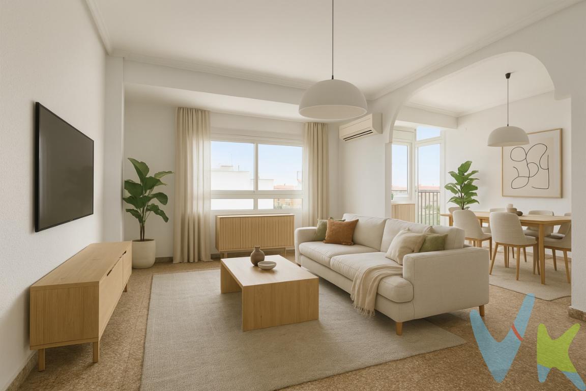  Presentamos una magnífica oportunidad de adquirir un piso en venta en la vibrante ciudad de Valencia, específicamente en la codiciada zona de Quatre Carreres - Malilla. Este inmueble es ideal para aquellos que buscan comodidad y conexión a los servicios urbanos, ofreciendo 86 metros cuadrados útiles de espacio en la planta quinta de un edificio construido en 1972.Nada más entrar, quedará encantado con la distribución óptima  para maximizar el confort y la funcionalidad. El salón, espacioso y con abundante luz natural, se convierte en el lugar perfecto para reuniones familiares o momentos de relajación personal. La cocina, invita a explorar su talento culinario en un ambiente moderno y funcional.El baño garantiza un refugio de tranquilidad en el que podrá relajarse después de un largo día. Además, el piso está totalmente vacío, permitiendo que lo amueble a su gusto para convertirlo en su hogar desde el primer día.Ubicado este hermoso piso en la planta quinta garantiza vistas despejadas, y el edificio cuenta con ascensor para facilitar aún más su vida diaria. La localización es inmejorable, con acceso cercano a diversas líneas de transporte público que incluyen tren, metro y autobuses. Esta ventaja incrementa aún más la conectividad con el resto de la ciudad y la hace atractiva tanto para quienes trabajan en el centro como para los que desean disfrutar del ocio que Valencia ofrece.La zona de Quatre Carreres - Malilla es conocida por su dinamismo y desarrollo constante, contando con una rica oferta de servicios, tiendas, restaurantes y opciones de entretenimiento. Vivir aquí le permitirá disfrutar tanto de la serenidad residencial como de la actividad citadina. No obstante, también es un área bien valorada por su cercanía a parques y espacios verdes, ideales para actividades al aire libre y paseos relajantes.Con un total de 94 metros construidos, el tamaño del piso proporciona un equilibrio perfecto entre espacio habitable y manejabilidad, ideal tanto para familias en crecimiento como para quienes buscan una inversión sólida. Una visita a esta propiedad le permitirá experimentar de primera mano el sentimiento acogedor que sus paredes encierran.Existen pocas oportunidades en el mercado que conjuguen de manera tan armónica una excelente ubicación, con características habitacionales a tan buen precio. Por eso, le invitamos a coordinar una visita para experimentar por sí mismo todo lo que este fabuloso piso tiene para ofrecer.En resumen, si está buscando un hogar que le brinde la experiencia de vivir en un lugar adaptado a sus necesidades, y que a su vez esté lleno de potencial, no deje pasar esta opción sin evaluarla de cerca. Su próximo futuro comienza en este piso de Quatre Carreres - Malilla, en Valencia. Descubra este pintoresco rincón y encuéntrense en el que podría ser su nuevo hogar. Agencia Registrada con el Nº 996 en el Registro Obligatorio de Agentes Inmobiliarios de la Comunitat Valenciana, según el DECRETO 98/2022, de 29 de julio, del Consell, por el que se regula el Registro de Agentes de Intermediación Inmobiliaria de la Comunitat Valenciana.La documentación del inmueble ha sido revisada y estimamos que reúne todos los requisitos necesarios para su comercialización.El precio ofertado no incluye los gastos de la venta.Las medidas aquí expuestas han sido obtenidas del Catastro.El anuncio no es vinculante, puede contener errores.Esta agencia ha sido contratada para gestionar el arrendamiento de este inmueble de forma exclusiva, garantizando un servicio de calidad, sin interferencias de terceros. Por este motivo, se ruega no molestar a los propietarios, a los ocupantes del inmueble o a los vecinos.Muchas gracias por tu comprensión.