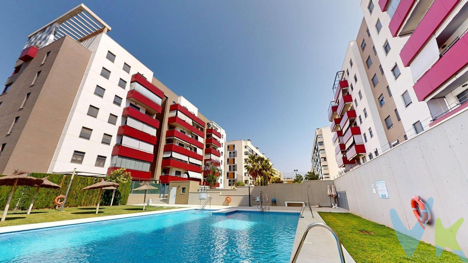 Magnífica vivienda en zona Hipercor. Presentamos esta estupenda vivienda ubicada en un residencial privado con piscina comunitaria, pista de pádel y zonas infantiles, un entorno ideal para disfrutar en familia. La propiedad incluye en el precio plaza de garaje y trastero, aportando un valor añadido difícil de encontrar en la zona. Al acceder a la vivienda, un acogedor recibidor da paso a una amplia cocina independiente totalmente amueblada. Desde el mismo recibidor encontramos un salón muy luminoso, perfecto para compartir momentos en familia. Un pasillo distribuidor conecta con la zona de descanso, compuesta por tres dormitorios, un baño completo en pasillo y un dormitorio principal con baño en suite. Se trata de una vivienda que destaca por su luminosidad, amplitud y excelente distribución, ubicada en una zona de gran proyección de futuro y rodeada de todos los servicios necesarios. 🔑 Nota importante: Esta propiedad es una Vivienda de Protección Oficial (VPO). Para poder adquirirla, es necesario cumplir con unos requisitos indispensables, entre ellos:. No superar 5,5 veces el IPREM. No tener otra vivienda en propiedad. Para más información sobre las condiciones y requisitos, no dudes en ponerte en contacto con nosotros. 👉 ¡No dejes escapar esta gran oportunidad de vivir en un residencial único en la zona Hipercor!. INFORMACIÓN IMPORTANTE:. En cumplimiento de la normativa vigente, tenemos a disposición del cliente la ficha informativa de segunda o ulteriores transmisiones de vivienda. Los precios indicados no tienen caducidad, pero pueden ser alterados sin previo aviso. Los gastos de la compra, según ley (notaría, registro e impuestos), no están incluidos en el precio. Los honorarios de la agencia son del 2% más el 21% de IVA, los cuales tampoco están incluidos en el precio indicado. 