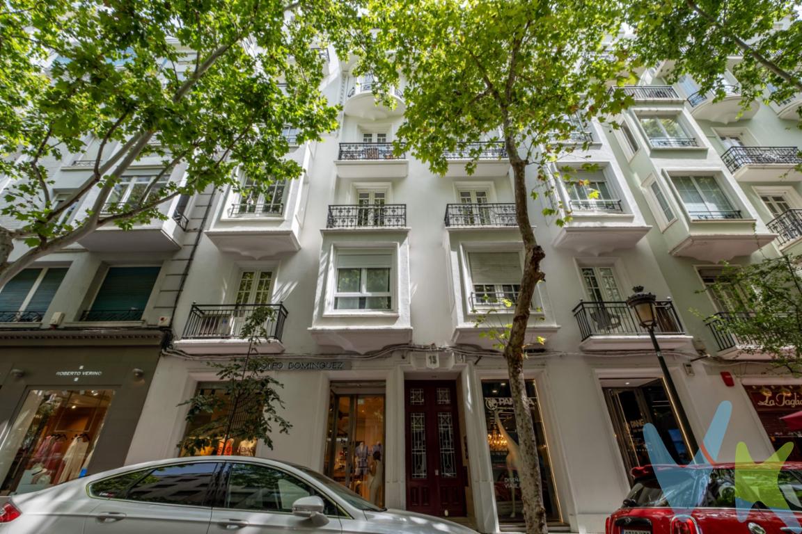Vive en una obra de arte: Ático dúplex con 2 terrazas en calle Zurita. Hay viviendas que simplemente se habitan.. y otras que se sienten, se disfrutan y se convierten en una extensión de tu propio estilo de vida. Si buscas un hogar con personalidad única, diseño sofisticado y ese toque cosmopolita donde cada detalle cuenta, bienvenido a tu próxima casa en el corazón de Zaragoza. Ubicado en la codiciada calle Zurita, esta propiedad exclusiva combina a la perfección el dinamismo de vivir en el centro con la máxima privacidad, tranquilidad y luz natural que solo un ático dúplex con dos terrazas puede ofrecerte. - Planta Principal: Elegancia, luz y confort absoluto. Cruzamos el umbral para descubrir un espacio donde la funcionalidad y la alta gama van de la mano:. - Cocina independiente de diseño: Totalmente equipada con electrodomésticos de marcas premium y una práctica área de lavandería independiente. - Gran Suite Principal: Un auténtico santuario privado que cuenta con vestidor a medida y un espectacular baño en suite. Diseñado para el relax total, ofrece zona de ducha, bañera exenta e inodoro independiente, todo con ventilación y luz natural. - Salón de concepto abierto: Un espacio amplio, cálido y acogedor que conecta directamente conla planta de arriba. Planta Superior: Versatilidad y la intimidad de tu terraza privada. Ascendemos a la planta superior a través de la escalera integrada en el salón para encontrar un espacio polivalente, de arquitectura abierta y llena de posibilidades:. Espacio multipropósito: Perfecto para configurar un segundo dormitorio suite más un despacho de representación o una sala de estar privada con 1 Aseo. - Terraza privada en ático: El verdadero tesoro de la propiedad. Un espacio exterior con total intimidad, pensado para disfrutar de cenas sibaritas bajo las estrellas, tomar el sol sin miradas ajenas o compartir una copa con la mejor compañía. 📍 Ubicación Prime en Zaragoza . Vivir en la calle Zurita significa tener a un paso la oferta cultural, gastronómica y de boutiques más exclusiva de la capital aragonesa, disfrutando a la vez del silencio y el confort desde las alturas de tu propio ático. ✨ Una propiedad para quienes no buscan metros cuadrados, sino un concepto de vida superior. ¿Aceptas la invitación para conocerlo en persona? Contáctanos hoy mismo para agendar una visita privada. *** Gastos e impuestos no incluidos. A título orientativo, en segundas transmisiones, el comprador abonará: Impuesto sobre Transmisiones Patrimoniales (ITP), tipo general en Aragón al 8% (*). Base de cálculo: mayor valor entre precio de compraventa o valor de referencia catastral. Gastos de Notaría y Registro: Aranceles variables según precio, número de copias y complejidad; cálculo según tarifas normativas. Si se precisa hipoteca: Tasación, condiciones y costes bancarios según entidad elegida por el comprador; así como gastos de gestoría y cualesquiera otros inherentes a la compraventa. No se incluyen otros gastos o tributos que puedan por Ley corresponder al comprador. Operación sujeta a doble mediación. Existen honorarios a cargo del comprador, salvo pacto en contrario, no incluidos en PVP. El consumidor conforme a la normativa vigente podrá solicitar información y documentación adicional relativa al inmueble, sus características, condiciones de la operación y del servicio de mediación en la oficina y/o a través de nuestro teléfono de contacto o mail. La agencia actúa exclusivamente como intermediaria en la compraventa, cuyas condiciones, en todo caso, estarán sujetas a la aceptación expresa del vendedor del inmueble y posterior formalización del contrato. La información suministrada se corresponde con la disponible a la fecha de publicación, pudiendo variar en función de las circunstancias o actualizaciones legales, contractuales y fiscales. Anuncio de carácter meramente informativo.