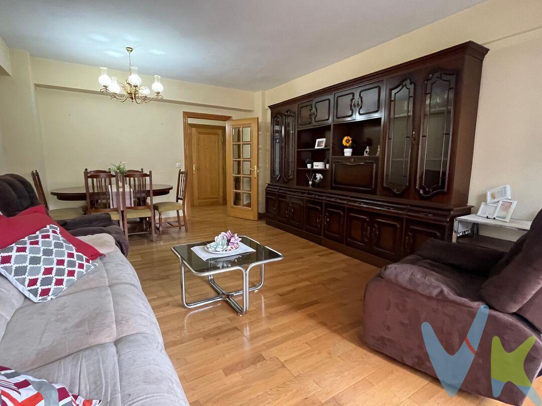 

¿Buscas espacio, comodidad, esta vivienda de 100 m² útiles en pleno centro de Barañáin es lo que estabas buscando.    Perfecta para familias numerosas que buscan un entorno seguro y una distribución impecable.   Salón con vistas despejadas a la plaza con acceso a un balcón acristalado, rincón perfecto para relajarse, además del balcón, puedes disfrutar de un gran patio interior privado desde la cocina, ideal para los amantes de la jardinería o como zona de juegos adicional.     Distribución correcta, zona de recibidor, salón, cocina, cuatro dormitorios, dos baños, uno de ellos reformado y cuenta con plato ducha.   El piso necesita actualización, lo que representa la oportunidad perfecta para reformarlo a tu gusto y estrenar un hogar moderno en una ubicación consolidada.   
 
Situada en una zona peatonal y tranquila, ideal para que los niños disfruten sin peligro. Estarás en el corazón de Barañáin, con todos los servicios, colegios y transporte público muy cerca de casa, supermercados y todo tipo de comercio
Incluye un gran trastero de 12 m² en el mismo edificio, un espacio fundamental para mantener el orden en casa.  
Un piso con estas dimensiones, patio y un trastero tan amplio, no dura mucho en el mercado.  
Datos meramente informativos, sin valor contractual.   El PVP indicado no incluye impuestos (régimen general del ITP (Impuesto de Transmisiones Patrimoniales) es el 6% sobre el precio de compra) ni gastos de transmisión (notaría, registro, AJD (Actos Jurídicos Documentados), que suma aproximadamente un 2% sobre el precio de compra). Honorarios de la agencia a cargo del vendedor. NO SE COBRA HONORARIOS AL COMPRADOR.
 
 


 







 
 
 

 


 

 


 




 


 


 


 


 


 




 

