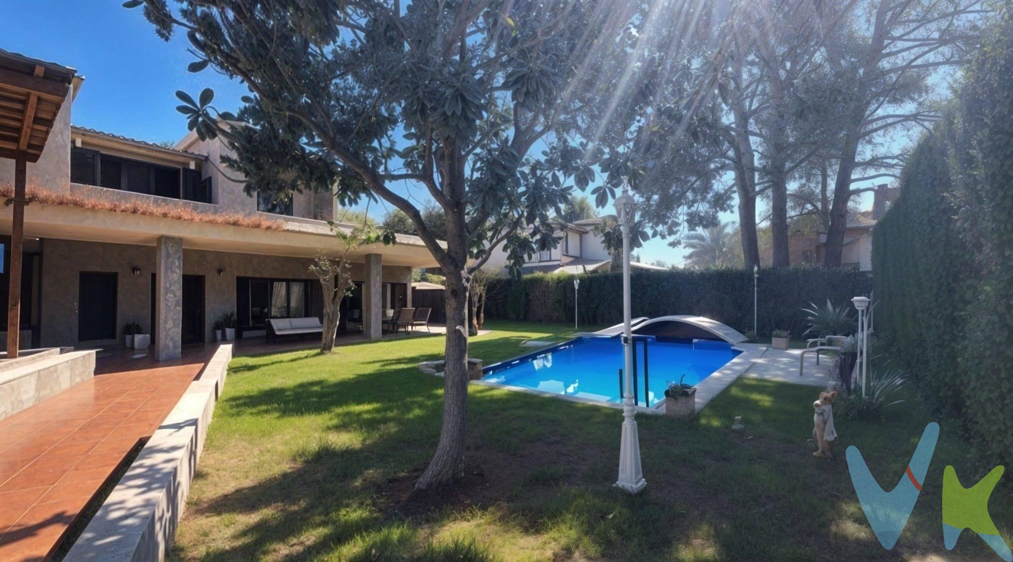 CHALET CON PISCINA EN LA EXCLUSIVA URBANIZACIÓN EL PINAR EN REUS. Será por su amplio jardín con piscina,  por su práctica distribución, será por su amplio comedor de doble altura,  por sus amplios cuatro dormitorios dobles, por su privilegiada luminosidad o por su exclusiva ubicación.. muchos serán los motivos por los que se enamorarán de esta casa en la que establecer su nuevo hogar. Nos hallamos en "El Pinar", una de las zonas más valoradas de la ciudad, donde se conjugan la tranquilidad, la exquisitez y la exclusividad. La vivienda ofrece una práctica distribución, ya que dispone en planta baja de un extenso salón comedor, una amplia cocina, dos dormitorios dobles y 2 baños y en primera planta dos dormitorios dobles y un baño. . La parcela de 681 m² tal y como indica el catastro les permitirá disfrutar de un amplio jardín, porche, terraza y de una amplia zona de aparcamiento para varios vehículos además de disponer de un garaje conectado directamente con la vivienda. El inmueble de 318 m² construidos con una gran calidad de construcción se encuentra equipado y distribuido tal y como les detallamos a continuación:. PLANTA BAJA:. - Amplio recibidor que separa zona de día y zona de noche. - Extenso salón comedor+sala de estar de 50 m² equipada con chimenea. - Luminosa cocina de 18 m² con salida directa a exterior. - Dos dormitorios dobles: uno de ellos de 14 m² y otro de más de 10 m² con armarios empotrados. - 2 baños: uno con bañera y otro con ducha. Ambos con ventananas al exterior. - Gran garaje de 20 m² con capacidad para vehículo y almacenaje. PRIMERA PLANTA:. - Dos extensas habitaciones dobles de 18 m² cada una, ambas con salida a una terraza de 7 m². - Gran baño de 9 m² equipado con bañera y ventanas al exterior. Además de todo esto, el inmueble dispone de armarios empotrados, calefacción de gasoil con elementos en todas las estancias y splits de aire acondicionado en las principales, una construcción de obra en el jardín para su uso como taller/almacén, y una caseta de madera para diferentes usos. En resumen, se trata de una vivienda independiente esquinera y totalmente exterior, con amplios espacios tanto en su interior como en su jardín con piscina, una distribución ideal y en una de las urbanizaciones más valoradas de la ciudad. Todo ello a menos de 20 minutos de las fabulosas playas de la Costa Dorada (Cambrils y Salou) y Port Aventura, del aeropuerto de Reus y a 7 minutos de la estación de Renfe. No lo duden más y contáctennos para solicitar una viista, les atenderemos encantados.