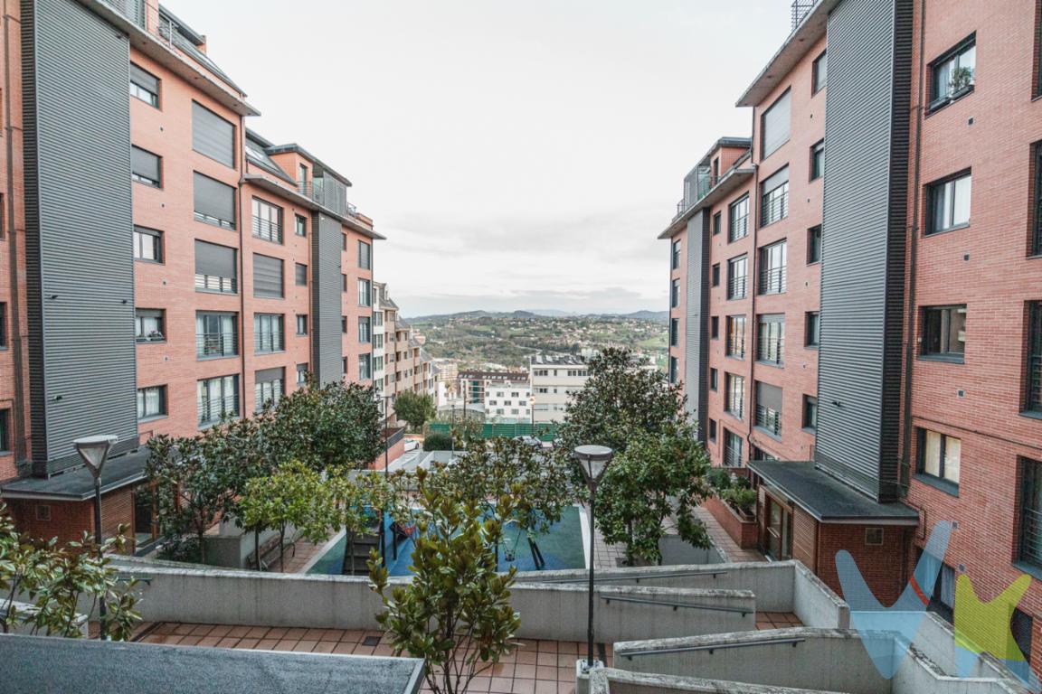 Piso en venta zona Monte Cerrau Oviedo.Tenemos el placer de presentarles una joya inmobiliaria en la espectacular ciudad de Oviedo. Este impecable piso, ubicado en la exclusiva zona de Monte Cerrau, se encuentra disponible para aquellos que buscan un nuevo hogar lleno de comodidades y encanto.Con tres amplias y luminosas habitaciones, este inmueble ofrece un espacio ideal para disfrutar en familia o recibir a amigos. Sus 88 metros útiles y 97 metros construidos proporcionan una distribución perfecta, con estancias cuidadosamente diseñadas para aprovechar cada centímetro de espacio.Situado en la primera planta de un edificio construido en el año 2007, esta propiedad cuenta con todas las comodidades que pueda desear, incluyendo un moderno ascensor que le permitirá acceder fácilmente a su nuevo hogar. Además, el piso viene acompañado de dos plazas de garaje donde podrá estacionar sus vehículos con total seguridad, así como un trastero para almacenar todas sus pertenencias.Una de las ventajas más destacables de este inmueble es su privilegiada ubicación, en una zona residencial tranquila y rodeada de naturaleza. Con una zona ajardinada en las proximidades, podrá disfrutar de agradables paseos al aire libre y momentos de relajación en contacto con la naturaleza.Además, si busca una buena conexión con otras áreas de la ciudad, estará encantado de saber que tiene paradas de autobús cerca, lo que le proporcionará la flexibilidad y movilidad que necesita en su día a día.Entrando en el interior del inmueble, quedará sorprendido por perfecta distribución. La cocina, por su parte, está equipada con modernos electrodomésticos que harán que cocinar sea una verdadera delicia.No podemos dejar de mencionar la oportunidad que supone esta propiedad tanto para inversionistas como para aquellos que buscan establecer su hogar en una ciudad con un incomparable encanto como Oviedo. Su excelente ubicación, sus completas instalaciones y su estética moderna y elegante lo convierten en una opción muy atractiva y demandada en el competitivo mercado inmobiliario actual.Si desea obtener más información o tiene alguna pregunta sobre este inmueble, no dude en contactar con nuestro agente inmobiliario, quien estará encantado de brindarle la atención personalizada que merece.En resumen, este piso en venta en Oviedo, en la zona Monte Cerrau, es una oportunidad única para aquellos que buscan un nuevo hogar lleno de comodidades y encanto. Con su excelente distribución, sus completas instalaciones y su privilegiada ubicación, esta propiedad es el lugar perfecto para establecerse y disfrutar de una vida tranquila y llena de bienestar. No dude en visitarlo y descubra todas las maravillas que este inmueble tiene para ofrecer. ¡Le esperamos!ACTUALMENTE ESTA ALQUILADO!!! 