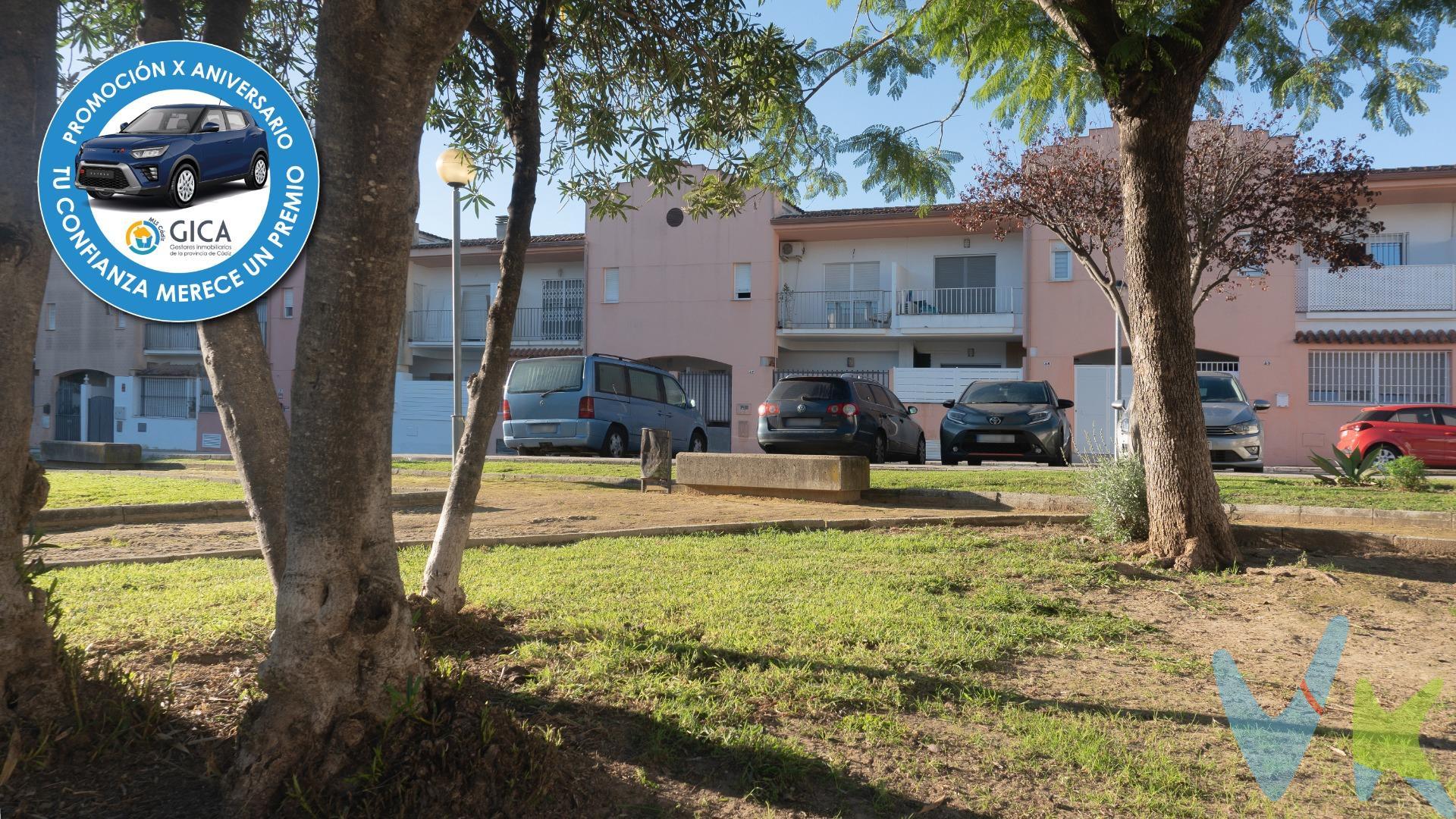 La vivienda de 2 plantas se encuentra emplazada en una urbanización privada y cerrada. En planta baja y desde un porche delantero, se accede rápidamente a un espacio abierto que distribuye el Salón-Comedor, la Cocina amueblada con lavadero y con acceso a un patio interior privado, un Aseo y a las escaleras que llevan a la planta superior. En planta alta se disponen 3 Dormitorios con armarios empotrados. Tanto el dormitorio principal como un segundo dormitorio, disponen conjuntamente de puerta de acceso a un espacioso balcón con espléndidas vistas a la plaza privada de la urbanización. Cuenta además con dos baños, uno de ello en dormitorio principal. La vivienda tiene aparcamiento numerado en superficie dentro de la ajardinada urbanización. NO LO DUDES Y LLAMANOS, TE LA MOSTRAREMOS ENCANTADOS..