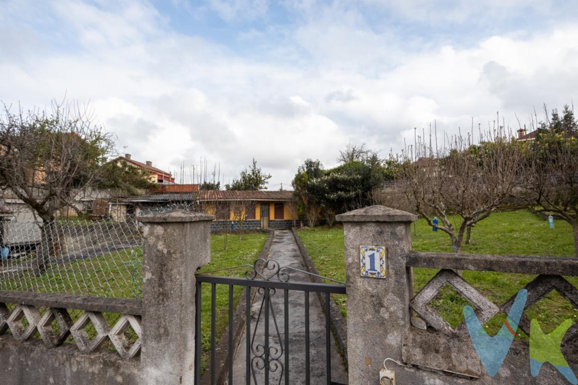 Finca con dos casas independientes para reformar zona Los Caleros Gijón.Se presenta una excelente oportunidad para adquirir dos casas independientes para reformar en la tranquila y céntrica zona de Los Caleros, Gijón. Estas propiedades, son ideales para quienes buscan un hogar para reformar, espacioso y personalizado. Se encuentra actualmente en venta y lista para recibir a sus nuevos propietarios.La finca de 777m2  se destaca por su potencial edificable de hasta 238 metros cuadrados, lo que brinda la posibilidad de ampliaciones futuras según las necesidades o deseos del nuevo propietario. Este rasgo lo convierte en una inversión atractiva no solo para uso personal, sino también para quienes consideran una expansión o la construcción de un proyecto a medida.Las dos edificaciones se distribuyen de la siguiente manera:1- Casa de planta baja que ocupa en la finca 44m2 construidos, distribuida en varias habitaciones, servicios y almacén. La parte destinada a vivienda ocupa una superficie construida de 36m2 y la parte destinada a almacén 8m2 construidos.2- Casa de planta baja que ocupa en la finca 39m2 construidos, distribuida en varias habitaciones, servicios y almacén. La parte destinada a vivienda ocupa una superficie construida de 26m2 y la parte destinada a almacén 13m2 construidos.LAS DOS CASAS PARA REFORMAR.El exterior de la casa, completamente cerrado, proporciona un ambiente privado y seguro. La finca se alza sobre un terreno que también incluye una encantadora zona ajardinada, ideal para disfrutar de momentos relajados al aire libre o para organizar encuentros sociales en un entorno sereno y refrescante. El jardín es un rincón perfecto para desconectar del bullicio urbano y conectar con la naturaleza sin salir de casa.Gijón, conocida por su vibrante vida cultural y sus impresionantes paisajes costeros, ofrece una calidad de vida inigualable. La ubicación de esta casa en Roces asegura fácil acceso a servicios locales y transporte público, con una parada de autobús cercana que facilita la movilidad hacia el centro de la ciudad y alrededores. Esta comodidad se traduce en desplazamientos rápidos y accesibles a diversas zonas de interés en Gijón, desde colegios y centros comerciales hasta parques y restaurantes.A tan solo10 minutos en coche del Centro de Gijón. A 25 minutos de Oviedo y a 25 de Aviles.Quienes visiten esta propiedad quedarán impresionados por la mezcla de potencial expandible, comodidad presente. El ambiente de tranquilidad combinado con la proximidad a todos los servicios hacen de esta una oportunidad única que no querrá dejar pasar.Le invitamos a coordinar una visita para experimentar todo lo que esta finca con dos casas tiene para ofrecer y descubrir de primera mano las posibilidades que se abren al adquirir una pieza esencial de Gijón. No dude en contactarnos para más detalles y concertar una cita. Aquí podría estar el hogar que ha estado buscando, donde sus sueños y aspiraciones pueden tomar forma. 