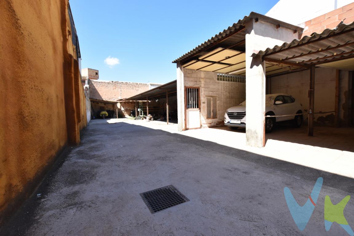 ¿Y si tu próxima casa empieza en un solar?. Hoy ponemos el foco en Benifaió, en un solar de 384 m², en pleno centro y rodeado de servicios, colegios, Ayuntamiento, comercios y con la estación de tren cerca. Se puede estudiar la posibilidad de dividirlo en dos parcelas de aproximadamente de 192 m²  cada una, según referencia catastral y adquirir una de ellas para construir una casa a tu medida y necesidades, según normativa municipal. Y aquí es donde toca sacar el arquitecto que llevas dentro. Vivir en Benifaio es estar a 30 minutos de la ciudad de Valencia, hay tren de cercanías y con la calidad de vivir en una casa de pueblo, con servicios de proximidad, restauración, colegios y rodeado de huerta. Un folio en blanco para imaginarte viviendo con tus necesidades, superficies, la luz, el patio, las terrazas, las plantas y convertir esos metros en una casa pensada para ti. Porque a veces no buscas una casa. Buscas el lugar donde poder crearla.  Llámanos y encantados estaremos de informarte.¿Quieres enterarte en primicia de nuestros inmuebles en alquiler y venta? En VIVEKU.ES los publicamos con unos días de antelación.Contamos con 30 años de experiencia acreditada y nuestro objetivo es garantizarle un servicio de compra humano, ético, de calidad, fácil y seguro. Nuestro equipo lo integran agentes con la titulación AIR (Agente Inmobiliario Registrado) y Agentes Certificadores de la categoría Premium en certificación de inmuebles y debidamente registrados en el Registro de Agentes de Intermediación de la CV (RAICV 0743). Consulte en nuestras reseñas de Google lo que opinan los clientes que ya han trabajado con nosotros.El precio del inmueble no incluye los honorarios de la agencia que ascienden al 3% del precio final del inmueble más el 21% de IVA, ni los gastos de notaría y registro de la propiedad (que están sujetos a aranceles y varían dependiendo del precio de escrituración), ni los impuestos (que en la Comunidad Valenciana varían dependiendo del precio del inmueble y de las características personales del comprador).