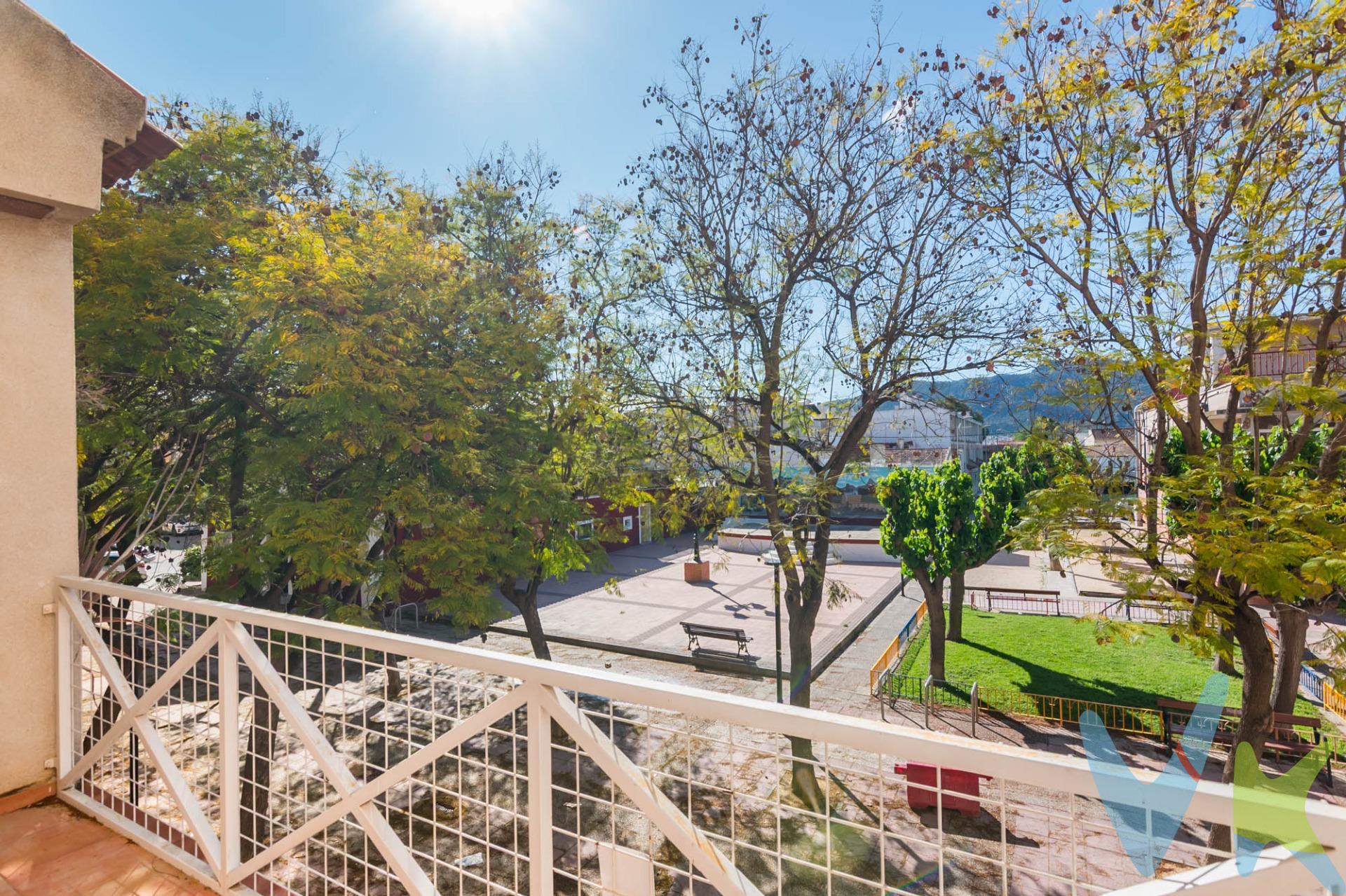 Crea el hogar que siempre has soñado.....Descubre esta magnífica vivienda tipo dúplex situada en la tranquila y demandada pedanía de Los Dolores, a tan solo 3-4 minutos a pie de Murcia. Una ubicación ideal para quienes buscan la cercanía de la ciudad sin renunciar a la paz y el confort de una zona residencial. La vivienda cuenta con 4 amplios dormitorios, perfectos para familias o para quienes necesitan espacio extra para despacho o invitados. Dispone de 2 baños completos, diseñados para ofrecer funcionalidad y comodidad en el día a día. Su cocina independiente, luminosa y bien distribuida, invita a disfrutar de momentos en familia, mientras que el garaje privado añade un plus de comodidad y seguridad. Uno de los grandes atractivos de esta propiedad es su fantástica terraza, ideal para relajarse, disfrutar del buen clima de Murcia o compartir veladas al aire libre. Desde ella podrás contemplar agradables vistas a zonas ajardinadas y a un parque peatonal, sin tráfico, lo que garantiza tranquilidad y un entorno seguro. Ubicada en una zona muy tranquila, con todos los servicios cercanos (colegios, supermercados, transporte…), esta vivienda es perfecta tanto como residencia habitual como inversión. ✨ Una oportunidad única de vivir junto a Murcia en un entorno privilegiado. ¡No dejes pasar esta ocasión y ven a visitarla. 🔑 Comercialización en multiexclusiva. Por mandato expreso del propietario, este inmueble se comercializa en multiexclusiva, lo que garantiza un acceso completo a la información, un servicio profesional y una gestión ordenada, sin interferencias de terceros. 🤝 Una compra tranquila y bien acompañada. Al contactar directamente con nosotros, evitarás molestias innecesarias a la propiedad. Nos encargamos de toda la intermediación, facilitándote la documentación, la información necesaria y un trato cercano, claro y sin complicaciones. Te informaremos con total transparencia de todos los aspectos de la compra, incluidos gastos y honorarios de agencia para que tomes decisiones con calma y seguridad. Nuestra forma de trabajar se basa en algo muy sencillo:. Calma → la tranquilidad de comprar tu vivienda con acompañamiento profesional en todo el proceso con nosotros. ℹ️ Información legal. La descripción del inmueble y las imágenes publicadas tienen carácter meramente informativo y no contractual. El precio ha sido fijado por la propiedad y podría sufrir variaciones hasta su formalización en contrato de compraventa. A continuación, te informamos de los gastos de compra no incluidos en el precio, para garantizar un proceso claro y tranquilo:. PVP:163.000€. No incluye gastos, impuestos y demás gastos legalmente correspondan al comprador: ITP del 7,75% con carácter general; existen excepciones según normativa aplicable (1). Base imponible el mayor valor entre el precio de venta o el valor referencia catastral. Gastos Notaría y Registro: 1.900€ aprox. según complejidad y aranceles vigentes (2). Financiación: gastos de hipoteca, tasación y gatos bancarios a cargo del comprador, según su necesidad y elección. Servicio doble de intermediación: Honorarios inmobiliaria a cargo del comprador: 3% precio final, más IVA (21%), salvo acuerdo contrario tras negociación, no incluidos en PVP. Operación y condiciones de compraventa sujeta a aceptación expresa del vendedor. Para acceder a información y documentación legalmente exigible por el consumidor: https://www.inmotasa.es/consumidor/. (1) Para una información exhaustiva sobre el funcionamiento, tipos impositivos y bonificaciones del ITP en la Región de Murcia, puedes consultar el portal oficial de la Agencia Tributaria Autonómica en el siguiente enlace: agenciatributaria.carm.es/ITPAJD. (2) Tarifas notariales y registrales reguladas en Anexo I Del Real Decreto 1426/1989 y, Anexo I Del Real Decreto 1427/1989, respectivamente.