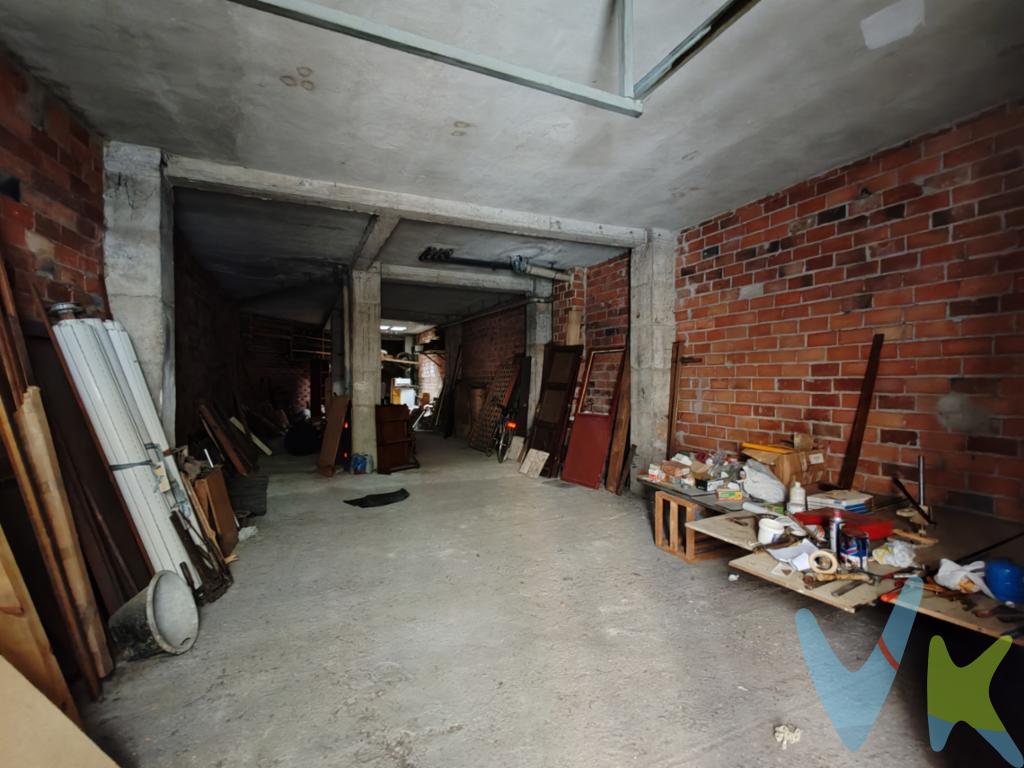 Local comercial en venta zona Mieres.Si busca una oportunidad de inversión o el lugar ideal para establecer su negocio, este local comercial en venta en Mieres es una opción a considerar. Situado en una ubicación privilegiada, este amplio local ofrece un sinfín de posibilidades para emprendedores y empresarios.Destacando por su generoso espacio, el local cuenta con 97 metros cuadrados de superficie útil. Esta amplitud es perfecta para acomodar diversas actividades comerciales, desde oficinas y despachos hasta tiendas de ropa o establecimientos de servicios. Además, al ser totalmente diáfano facilita la personalización y adaptación del espacio según las necesidades específicas de su negocio.Un factor clave para cualquier negocio es la accesibilidad, y este local no decepciona. Con una excelente conexión de transporte público, sus clientes y empleados contarán con el confort de tener una estación de tren cerca, que asegura una rápida y cómoda movilidad hacia y desde la zona. Además, las diversas líneas de autobús próximas al inmueble añaden una capa adicional de accesibilidad, facilitando la llegada de clientes potenciales desde diferentes puntos de la ciudad y alrededores.La superficie total construida del local es de 107 metros cuadrados. Este espacio adicional puede ser utilizado para almacenamiento, áreas staff, o incluso para expansión futura de su negocio. La flexibilidad que ofrece es un punto a favor que no debe pasar desapercibido.Dispone de salida de humos.Mieres es un municipio en constante crecimiento con una vibrante comunidad comercial. Este local se encuentra en una zona estratégica, lo que asegura un flujo continuo de posibles clientes. La cercanía a otros comercios y servicios de la zona crea un entorno favorable para cualquier tipo de actividad comercial, potenciando su visibilidad y atractivo.El valor del local comercial en venta en Mieres no radica solamente en sus características físicas y ubicación. La inversión en este inmueble es una apuesta por el futuro y el crecimiento de su negocio en una zona con grandes perspectivas de desarrollo.Le invitamos a explorar esta oportunidad única. Visitar este local le permitirá apreciar personalmente la amplitud del espacio y las ventajas de su inmejorable ubicación. A través de una visita, podrá No deje pasar esta excepcional oportunidad. Contacte con nosotros para concertar una visita y descubra cómo este local en Mieres puede ser el principio de una próspera etapa comercial para su negocio. ¡Esperamos su llamada! 