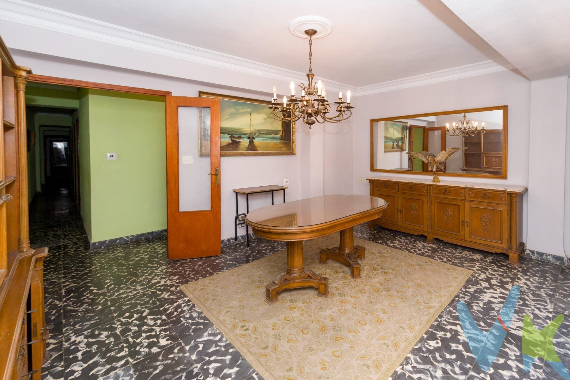 🏡✨ Piso amplio y luminoso junto al centro de Castellón. Si buscas espacio, ubicación y luz natural, esta vivienda es para ti. Situado en una de las zonas más demandadas de Castellón de la Plana, junto al reconocido colegio Carmelitas y a tan solo unos minutos andando del centro, este piso destaca por su amplitud y excelente distribución. 📍 Tercera planta SIN ascensor. ☀️ Vivienda muy luminosa durante todo el día. 🛏️ 4 habitaciones amplias y versátiles y con trastero. La distribución permite múltiples posibilidades: ideal para familias numerosas 👨‍👩‍👧‍👦, para quienes necesitan despacho o zona de estudio 🖥️📚, o incluso para inversores que buscan una propiedad con alta demanda en alquiler 💼📈. Las estancias son cómodas, bien proporcionadas y con gran potencial de actualización, lo que permite personalizarla y convertirla en un hogar con carácter propio o en una inversión rentable y segura. 🌆 Ubicación estratégica. Rodeada de todos los servicios esenciales:. ✔️ Colegios. ✔️ Comercios. ✔️ Transporte público. ✔️ Zonas verdes. ✔️ Centro ciudad a pocos minutos a pie. Una oportunidad perfecta para quienes valoran metros reales, luz natural y una localización cómoda y con todos los servicios a su alcance. Por mandato expreso del propietario comercializamos este inmueble mediante contrato de multi-exclusiva, por el cual numerosas agencias colaboradoras, nacionales e internacionales, ofrecen esta vivienda a sus potenciales compradores, todo ello garantizando un servicio de calidad, un trato fácil, sencillo y sin interferencias de terceros, ya que la gestión es a través de nuestra agencia. *Impuestos, gastos de compraventa tales como honorarios agencia y financiación no incluidos. 