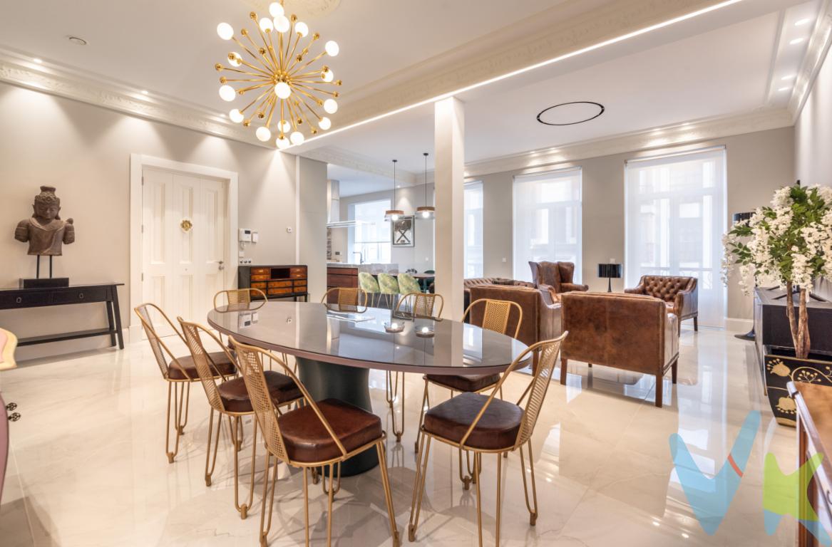 No encontramos muy a menudo este tipo de vivienda en Gijón, se trata de algo especial, diferente, que transmite una sensación única, con un diseño personal con detalles cuidados al máximo, con espacios pensados para disfrutarlos y situada en la mejor zona de la ciudad, el centro.Así es esta nueva exclusiva que os traemos. Se trata de una vivienda de 235 metros, en un edificio de principios del siglo XX al que se ha hecho una reforma integral con unos acabados espectaculares. Está situado en una segunda planta exterior, con unos amplios ventanales que llenan el piso de luz natural, el salóncomedor en el que se integra una preciosa cocina completamente equipada, cuatro dormitorios dobles cada uno con baño incorporado y zonas de vestidor, un despacho desde el que poder trabajar  y un aseo de cortesía. Como podéis ver un piso que transmite algo diferente, orden, espacio, serenidad ....La vivienda dispone de calefacción y agua caliente suministrados por gas ciudad, suelos de tarima, ventanas tipo climalit.... El edificio dispone de ascensor. Todo en esta propiedad es ESPECIAL y ÚNICO.¡Estamos seguros que os encantará!, lo vemos?Observaciones públicas:Según la Ley 10/2025, de 28 de diciembre, se informa que los gastos e impuestos que conlleva la adquisición no están incluidos en el precio indicado:El vendedor asume la plusvalía y el resto de gastos son del comprador.Segundas transmisiones, el comprador abona el Impuesto sobre Transmisiones Patrimoniales (ITP). Puede consultar toda la información en el siguiente enlace: https://sede.tributasenasturias.es/sites/sede/default/es_ES/Que-quieres-hacer/Transmisiones-Patrimoniales-y-AJD. La base imponible que se toma para el cálculo será el mayor valor entre precio de compraventa, tasación o valor de referencia catastral.El comprador escoge la notaría. Los gastos de Notaría están regulados en el Anexo I, del Real Decreto 1426/1989, de 17 de noviembre, por el que se aprueba el arancel Notarial y los gastos de Registro según el arancel oficial establecido en el Anexo I, del Real Decreto 1427/1989, de 17 de noviembre, los aranceles varían en función del precio, número de copias y complejidad. Los gastos de Gestoría por la tramitación administrativa de la compraventa, presentación, liquidación de impuestos y la inscripción en el Registro de la Propiedad, serán de la parte compradora, en caso de que decida encargar dichos trámites a un profesional, su importe varía en función del profesional o entidad designada para su realización. Si el comprador necesita préstamo hipotecario, la tasación, condiciones y costes bancarios según entidad elegida por el comprador; así como los gastos de gestoría y cualesquiera otros inherentes a la formalización de la compraventa serán de su cuenta, salvo pacto expreso en contrario con el vendedor..Honorarios de intermediación inmobiliaria a cargo del vendedor.Conforme a la normativa vigente, el consumidor tiene derecho a disponer de información, documentación y condiciones de la compraventa relativa al inmueble, en la sede física de Los Arcos 98, SL en Avenida de la Costa, nº 53  bajo en Gijón, o a través de nuestro correo electrónico, inmobiliaria@grupolosarcos.es. La agencia actúa exclusivamente como intermediaria en la operación, las condiciones de la compraventa están sujetas a la aceptación expresa del vendedor y a la posterior formalización del correspondiente contrato. El presente anuncio es meramente informativo y la información facilitada corresponde a la disponible en la fecha de publicación, pudiendo variar en función de circunstancias legales, contractuales o fiscales.