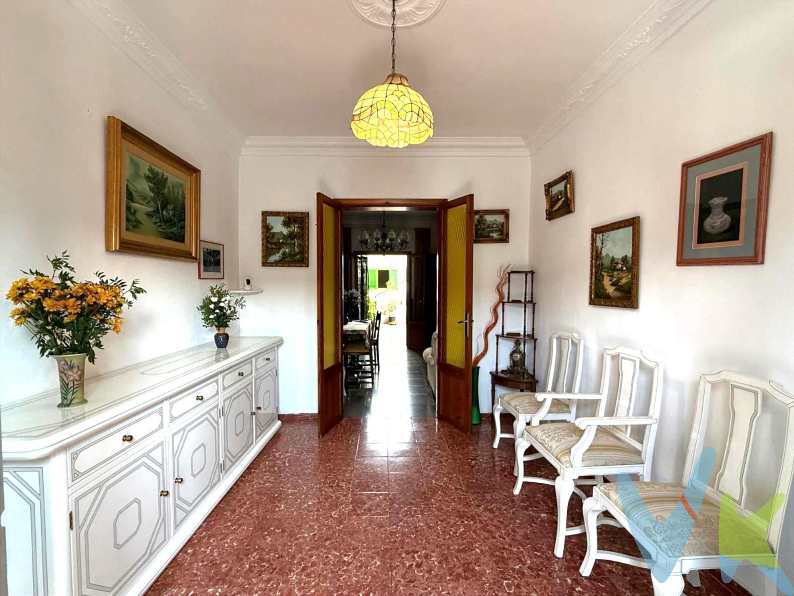 Descubre esta acogedora vivienda situada en una de las zonas más tranquilas y demandadas de Palma  con posibilidad de ampliación . Se trata de una casa de planta baja con techo libre que combina comodidad, amplitud y encanto mallorquín ideal para familias o quienes buscan vivir en un entorno residencial con todos los servicios cerca. La vivienda dispone de 4 habitaciones espaciosas, cocina independiente, salon comedor con acceso directo a un patio privado ideal para disfrutar de comidas al aire libre o relajarse en un entorno intimo. También dispone de garaje privado . Además, la propiedad cuenta con una terraza en planta superior perfecta para crear una zona chill-out, instalar un solarium o simplemente disfrutar del buen clima. Ubicada en una calle tranquila, pero a pocos minutos del centro de Palma .