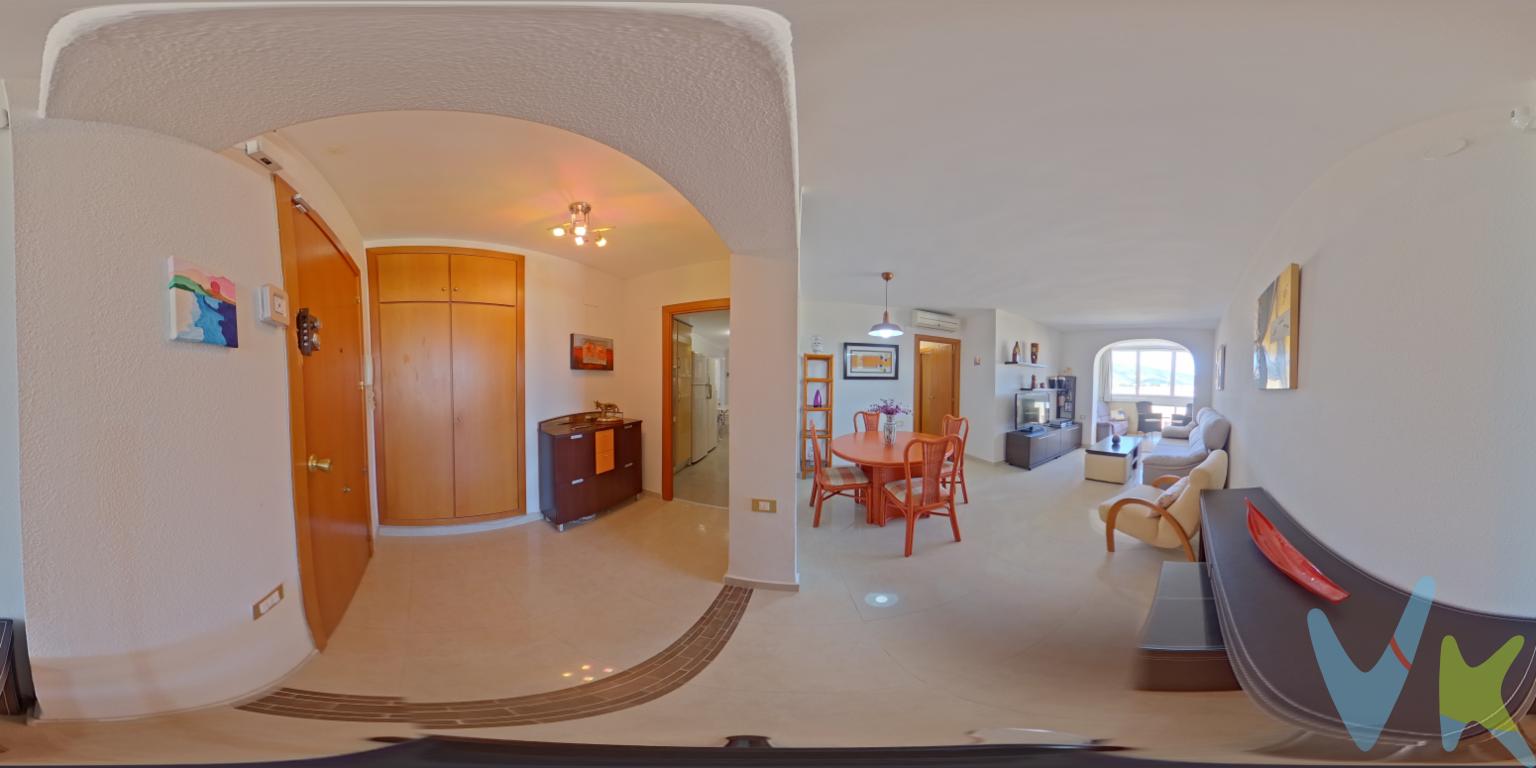  Se presenta a la venta un atractivo apartamento situado en la idílica Zona Playa de Morro de Gos, en Oropesa del Mar-Orpesa. Este inmueble, que forma parte de un edificio edificado en 1987, se encuentra en la cuarta planta y se distingue por sus características únicas y su ubicación privilegiada. Con 97 metros construidos y 77 metros útiles, esta propiedad ofrece un espacio bien distribuido que garantiza comodidad y funcionalidad.El apartamento cuenta con tres luminosas habitaciones, cada una diseñada para proporcionar el máximo confort. Amueblado y equipado con todos los electrodomésticos necesarios, esta vivienda está lista para ser habitada sin necesidad de realizar ningún tipo de inversión adicional. El amplio salón invita a crear un ambiente acogedor y confortable, siendo el lugar ideal para relajarse después de un día en la playa.La joya de este inmueble es su terraza acristalada, desde la cual se puede disfrutar de vistas privilegiadas. Es el lugar perfecto para contemplar el atardecer o disfrutar de una cena al aire libre en las cálidas noches veraniegas. Además, los residentes podrán deleitarse con momentos de ocio y relajación gracias a la piscina comunitaria disponible en el edificio.Este apartamento también incluye una plaza de garaje de uso comunitario, una ventaja significativa en esta concurrida zona. Con el coche estacionado de manera segura, los futuros propietarios podrán disfrutar de la playa y los alrededores sin preocupaciones. El edificio está equipado con ascensor, lo que asegura acceso cómodo y práctico a la vivienda.La ubicación es inmejorable, rodeada de naturaleza y con excelentes conexiones de transporte. La cercanía a la estación de tren y paradas de autobús facilita la movilidad, haciendo de este piso una opción ideal tanto para quienes buscan una vivienda permanente como para aquellos que desean una propiedad vacacional. La comunidad ofrece un ambiente tranquilo y seguro, perfecto para familias.Este inmueble no solo ofrece comodidad, sino también la oportunidad de disfrutar de un estilo de vida costero en una de las zonas más demandadas de Oropesa del Mar. La proximidad a la Playa de Morro de Gos, una de las playas más emblemáticas de la región, permite a sus residentes disfrutar de paseos matutinos junto al mar, actividades acuáticas o simplemente relajarse bajo el sol.En resumen, este apartamento reúne todo lo necesario para convertirse en el hogar ideal. La integración de comodidad, ubicación, y amenidades hace de esta propiedad una oportunidad única en el mercado. Una visita es esencial para apreciar realmente todo lo que esta vivienda tiene para ofrecer. No pierda la oportunidad de explorar este maravilloso piso y experimentar de primera mano el estilo de vida que podría ser suyo. Contáctenos para agendar una visita y permita que esta propiedad lo sorprenda con su encanto y excelente relación calidad-precio. --------------------------------------Agencia inmobiliaria en Oropesa del mar si quieres comprar o vender casas pisos o locales en la comunidad Valenciana con oficina en Oropesa del Mar, Castellón. Para mayor seguridad en la compraventa, todas nuestras viviendas poseen FICHA DE CERTIFICACIÓN DE INMUEBLES registrada por la Asociación de Inmobiliarias de la Comunidad Valenciana ASICVAL. Antes de comprar o de entregar las arras, pida el Certificado de la vivienda para estar seguro y tranquilo sobre la situación legal, urbanística y de cargas de la misma. Los impuestos, gastos de notaría y registro no están incluidos en el precio de venta. 