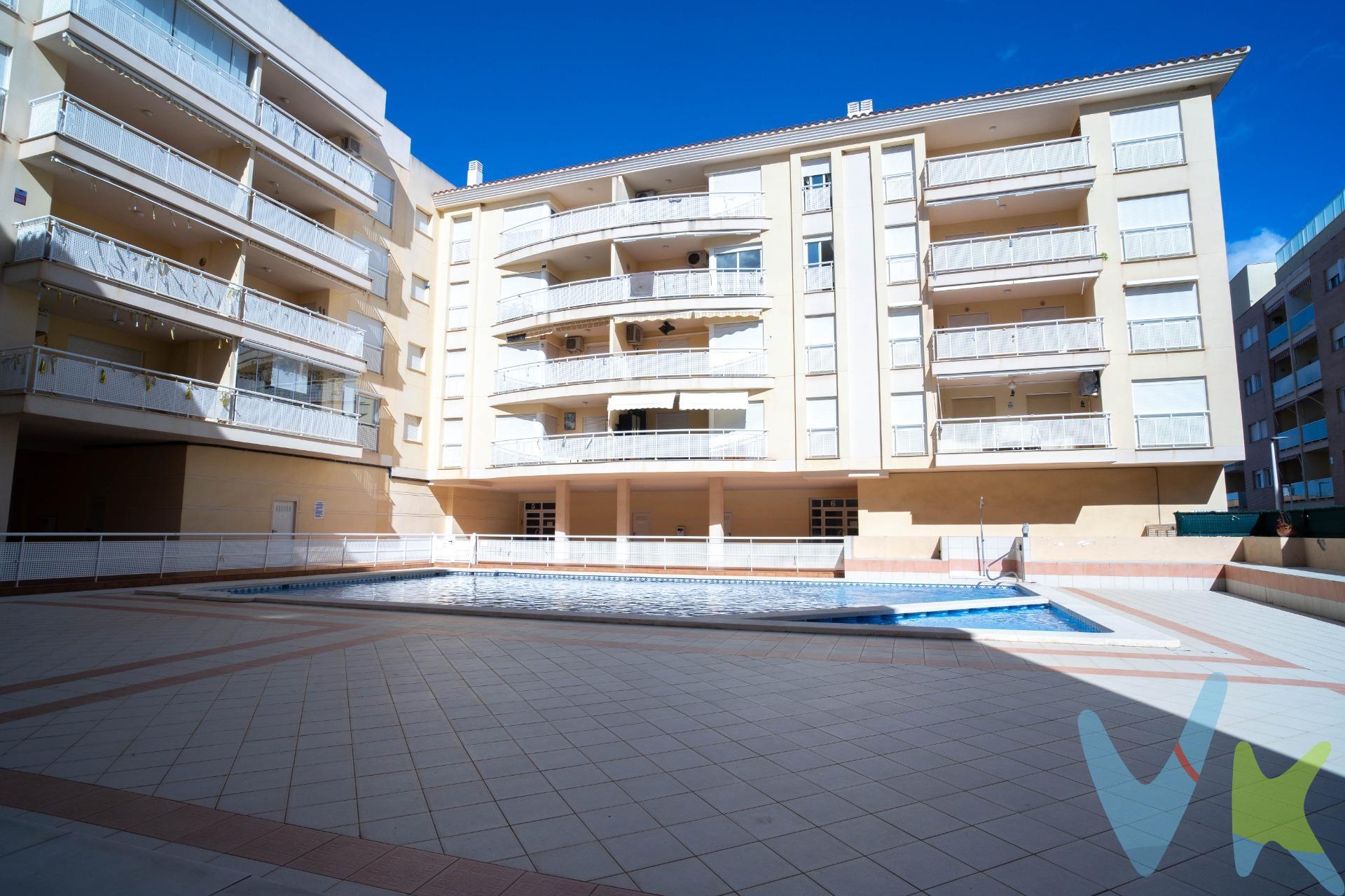 Te presentamos esta espectacular vivienda. El verdadero hogar en el corazón de Oropesa. Se encuentra en el pueblo, con todos los servicios y comodidades, a pocos pasos y accesos a las playas y atractivos turísticos de la zona. La vivienda esta distribuida en tres habitaciones amplias y cómodas con armarios empotrados, dos baños , uno con bañera en habitación principal y otro de invitados con una práctica ducha, cocina independiente totalmente equipada para preparar comidas deliciosas, salón comedor espacioso, luminoso. Cuenta con dos terrazas una de ellas amplia y con acceso desde la cocina y de las dos habitaciones dobles y otra por la que se accede desde el salón y la habitación principal, lugar perfecto para disfrutar del aire libre y las vistas del pueblo. La vivienda perfecta para vivir todo el año. Además se vende con una cabina de garaje para estacionar tus vehículos de manera segura. La comunidad cuenta con piscina comunitaria para refrescarse y para que los peques puedan jugar y divertirse en un entorno supervisado ya que el recinto esta vallado.  ¡ No te lo imagines, ven y visítalo, te va a enamorar !. Los metros útiles son aproximados. Este inmueble es en exclusiva, con lo que le facilitamos cualquier información sobre la vivienda. Por este motivo, solicitamos no molesten al propietario, ocupantes de la propiedad, vecinos o conserje de la comunidad. . Muchas gracias por su comprensión. El precio indicado puede sufrir variaciones. En todos los casos los precios expuestos son más impuestos y gastos derivados de la transmisión del inmueble.