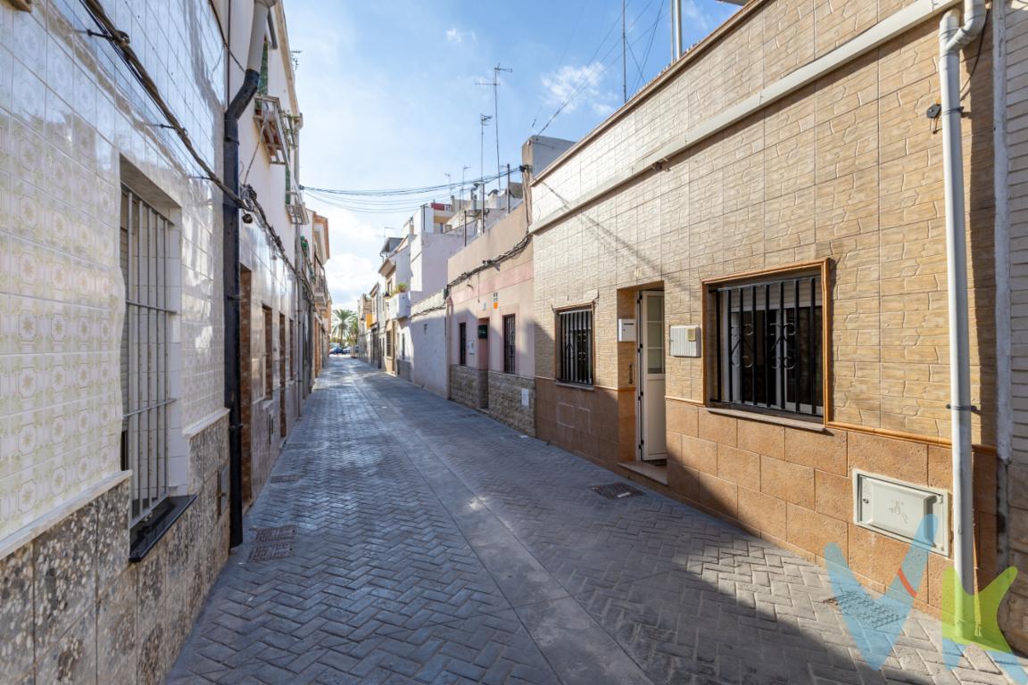  ¡Descubra esta joya en la playa del Puerto de Sagunto que estás buscando! Presentamos una encantadora casa independiente que se encuentra a escasos metros de la  zona Playa Puerto de Sagunto, conocida por su ambiente apacible y su cercanía a la costa. Esta es una oportunidad única para hacerse con una propiedad que combina comodidad y funcionalidad.La vivienda ofrece un cómodo diseño, ideal para disfrutar del día a día con confort. Se extiende sobre una superficie útil de 54 metros cuadrados, mientras que su construcción total abarca unos 62 metros cuadrados. Con tres acogedoras habitaciones, este hogar es perfecto para familias o para quienes buscan un lugar donde disfrutar de un espacio extra con una terraza de 21 metros . Imagine pasar las tardes al aire libre, disfrutando de la brisa marina mientras lee un libro o comparte momentos inolvidables con los suyos. Cada rincón ha sido diseñado para aprovechar al máximo el espacio disponible y proporcionar una atmósfera cálida y agradable.El aseo está perfectamente equipado para satisfacer las necesidades diarias, complementando la funcionalidad de la casa. en planta baja , junto con dos habitaciones cocina y salon comedor .  Aparato de aire acondicionado en el salon mrac  DAIKIN ,   puertas de HAYA , suelo de gres, ventanas de aluminio blanco con cristal de climalit en salón comedor y habitación principal que da a la calle con sus mosquiteras. Nuestra siguiente planta dispone de baño completo con plato de ducha , un  habitación independiente con aparato de aire acondicionado marca MITSUBISHI al lado de la terraza con suelo especial , con fregadero y un lavadero con sus armarios para tener esa segunda cocina en la parte más chilau de la casa.Construida en el año 1953,  pero con una reforma integral del 2015 esta casa mantiene un carácter distintivo, reflejado en elementos que emanan un buen gusto clásico, a la vez que integrada con actualizaciones para satisfacer las necesidades modernas. La ubicación es inmejorable. Con transporte público accesible, el bus cercano facilitará sus desplazamientos a cualquier parte de la ciudad, brindando la ventaja de dejar el coche en casa cuando lo desee. Ya sea para ir al centro, hacer compras o explorar las maravillosas playas, estará bien conectado.Además, esta propiedad se entrega  con electrodomésticos incluidos,  como el frigorífico marca SVAN,    cocina de GAS  marca  BALAY,  campana extractora marca  NODOR , calentador de GAS  marca COINTRA,  lavavajillas marca EXQUISIT , Lavadora de 8kG marca  ZANUSSI , y horno marca DELONGHI lo que le facilitará una mudanza rápida y sin complicaciones. Solo tendrá que preocuparse por traer sus efectos personales y empezar a disfrutar desde el primer día.El encanto del barrio Playa Puerto de Sagunto no se limita a la cercanía del mar, sino también a su ambiente sereno y familiar. Ideal para quienes buscan una vida tranquila pero con todas las facilidades a su alcance. La proximidad a supermercados, colegios y otras comodidades asegura una vida diaria práctica y agradable.Visitar esta casa le brindará la oportunidad de sentir en primera persona todo lo que tiene para ofrecer. Es fundamental experimentar por sí mismo su potencial y el bienestar que puede aportar a su vida. No deje pasar la oportunidad de convertir esta maravillosa propiedad en su nuevo hogar.No espere más y póngase en contacto para concertar una visita. Este inmueble no estará disponible por mucho tiempo dada su ubicación y características excepcionales. ¡Venga y descubra el lugar donde empezará sus nuevos recuerdos!El precio indicado no incluye gastos ni otros conceptos. A tal efecto, se informa que al referido precio habrá que añadirle los gastos propios de la transmisión inmobiliaria, entre los que cabe enumerar los siguientes: honorarios notariales, impuesto al que se encuentre sujeta la transmisión , (Impuesto sobre el Valor Añadido o Impuesto sobre Transmisiones Patrimoniales y Actos Jurídicos Documentados, según el caso), gastos de inscripción en el Registro de la Propiedad.Por mandato expreso del propietario, comercializamos este inmueble en exclusiva, por lo que garantizamos un servicio de calidad, un trato fácil, sencillo y sin interferencias de terceros. Por este motivo, se ruega no molestar al propietario, a los ocupantes de la propiedad, a los vecinos, o conserjes del edificio o urbanización si los hubiera. Muchas gracias por su comprensión. Si usted es agencia inmobiliaria y tiene un cliente para este inmueble, llámenos, estaremos encantados de colaborar en esta y otras operaciones.Este inmueble se vende en cuerpo cierto y las medidas expuestas en el anuncio son aproximadas. 