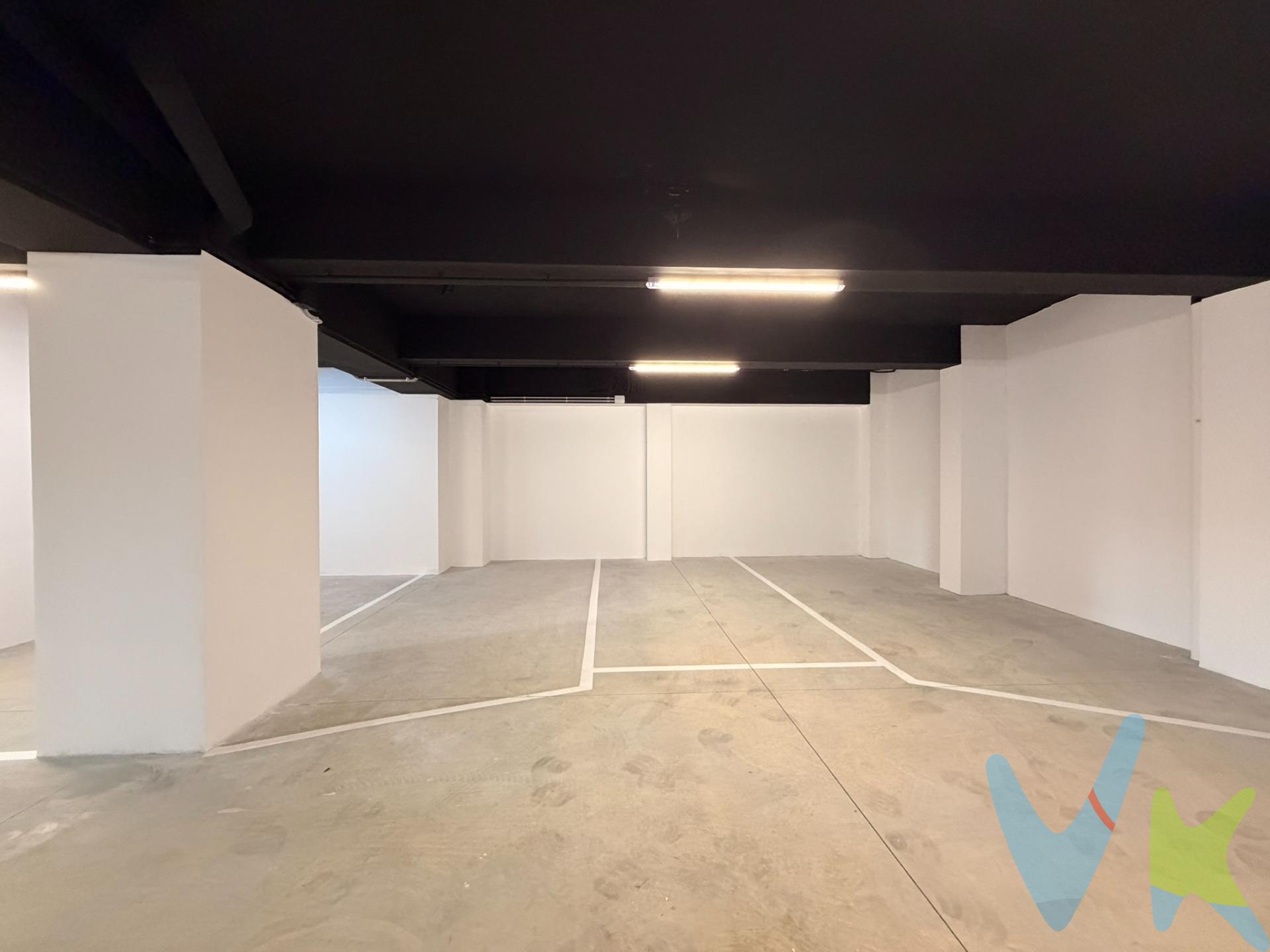 Plaza de parking apta para coche, a tan solo 5 min. a pie de la Plaça de la Vila, estación de RENFE o playas. Se trata de una plaza de 5,00 x 2,40 m . Está localizada en la planta baja a pie de calle. Características Edificio-Garaje. Se trata de un garaje con pocos usuarios, solo 9 chches y 1 moto, con puertas motorizadas, a pie de calle y con zona amplia de maniobra lo que hace que tanto el acceso como el desplazamiento por su interior sea cómodo. El edificio acaba de ser totalmente rehabilitado y se encuentra en perfecto estado de conservación y mantenimiento. Entorno. Su magnífica ubicación permite acceder a pie, en pocos minutos, a la mayoría de puntos emblemáticos de la Ciudad, como son las principales zonas comerciales, centro, estación, playas.. Información del Municipio. Vilanova i la Geltrú es la capital de la comarca del Garraf, situada a medio camino entre las principales áreas metropolitanas (a 40 km. de Barcelona y 45 de Tarragona), con una extensión total de 33,5 km2 y una población de unos casi 70.000 habitantes. Su localización privilegiada, junto al macizo del Garraf, le proporciona un micro clima especial que le permite disfrutar de muchas horas de sol a lo largo de todo el año. Ciudad de aire familiar con tradición agrícola y pesquera, dispone de todos los servicios y comodidades de una gran ciudad sin los agobios y estrés diario de las mismas. Dispone de infraestructuras náuticas y de ocio: puerto deportivo, playas, paseo marítimo, campo de golf.. La oferta comercial y cultural es muy variada y completa, con tiendas de todo tipo, museos de fama nacional como el Víctor Balaguer (arte catalán del romanticismo), o de tecnología, como el del Ferrocarril; cuenta con una programación estable de teatro, música, cine y festivales de música. Así mismo, ofrece una gastronomía rica y variada muy importante y reconocida al igual que sus carnavales y otras fiestas populares muy variadas. También dispone de universidad UPC y numerosas escuelas de gran prestigio ubicadas en la zona. En el precio de venta no se incluyen los impuestos que se deriven de la compraventa, así como gastos notariales, gestoría y registrales que legalmente, correspondan por ley. VEN A VERLO, LLAMANOS PARA CONCERTAR UNA VISITA!!