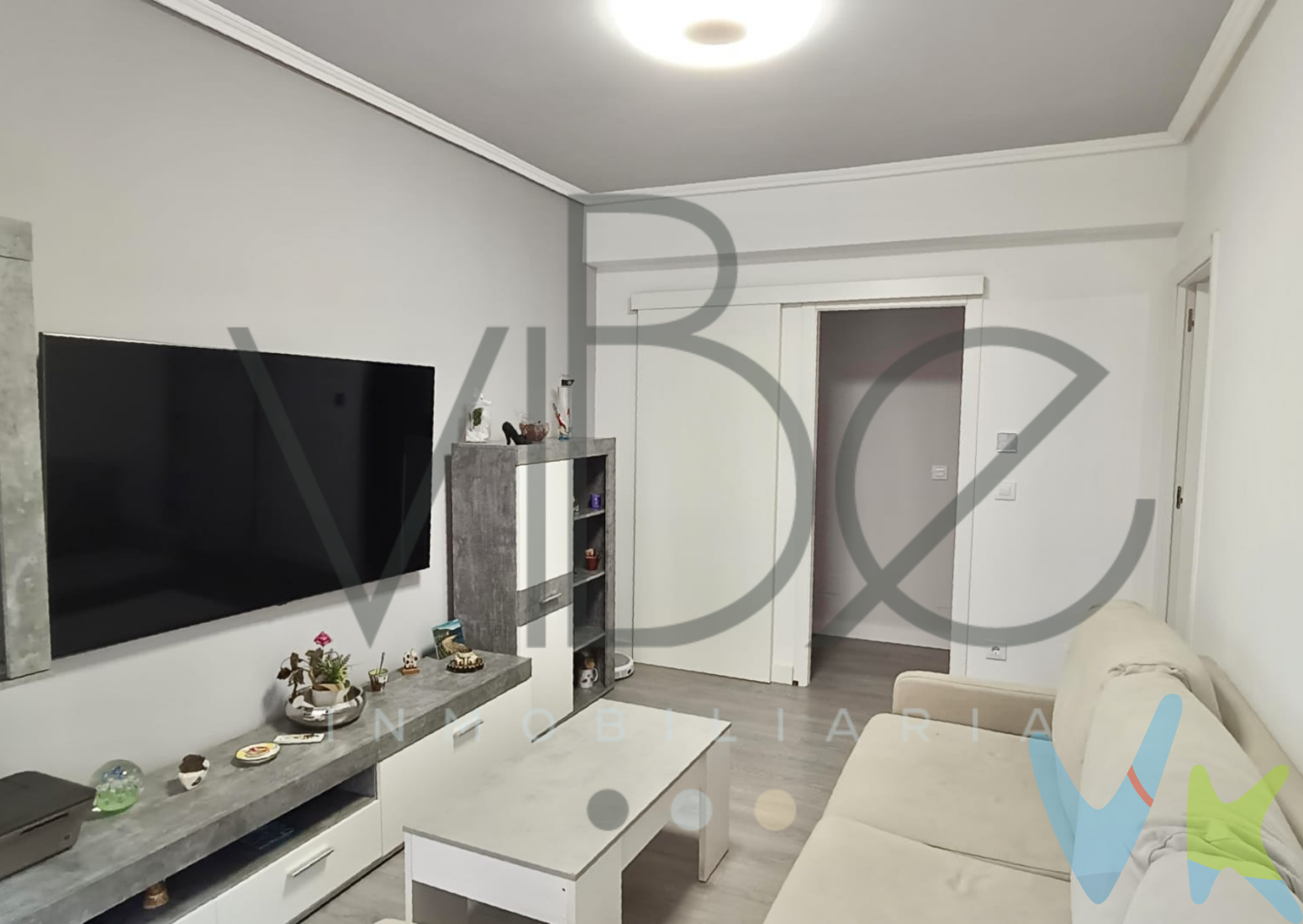 ¡OPORTUNIDAD EN ASTILLERO! Piso reformado con terraza de 31 m²Ponemos a la venta este magnífico piso recién reformado en Astillero, ideal tanto para entrar a vivir como para inversión. La vivienda cuenta con 3 habitaciones, una de ellas con balcón privado, un baño completo con plato de ducha, un amplio salón y una cocina independiente con acceso directo a una impresionante terraza de 31 m², perfecta para disfrutar del aire libre, reuniones o zona de relax.La reforma incluye suelos nuevos, rodapiés, puertas interiores, así como la instalación eléctrica y de fontanería, lo que garantiza un estado impecable y moderno. Se vende completamente amueblado, listo para entrar a vivir.El edificio dispone de ascensor, lo que aporta comodidad y accesibilidad, garantizando fácil acceso a la vivienda sin importar el equipaje o la compra que se transporte. La presencia de este recurso es especialmente valorada, dado que no todos los edificios más antiguos del área disponen de tal instalación.Una de las principales ventajas de esta vivienda es su excelente ubicación. La cercana estación de tren ofrece conexiones rápidas a diversas partes de la región, lo que se traduce en un beneficio insuperable para los residentes que diariamente se desplazan para trabajar o estudiar. Además, con múltiples opciones de autobuses a corta distancia, el transporte público se convierte en un aliado práctico y eficiente.El entorno del piso está embellecido por un vecindario que mezcla tradición y modernidad. Calles tranquilas y bien mantenidas permiten disfrutar de paseos agradables. Tiendas, locales, supermercados, colegios y otras facilidades están a pocos minutos, asegurando que todo lo necesario para el día a día esté siempre a mano.Este piso en El Astillero es, sin lugar a dudas, una oportunidad que merece ser considerada por quienes buscan un hogar cómodo, bien ubicado y con todas las facilidades. La combinación de sus características, junto con el atractivo entorno que lo rodea, hace que esta vivienda destaque en el mercado inmobiliario actual.No dejes pasar esta oportunidad de vivir en una zona tranquila, bien comunicada y con todos los servicios a tu alcance.¡Llama ya para concertar una visita!Gastos de notaría, registro e impuestos no incluidos.