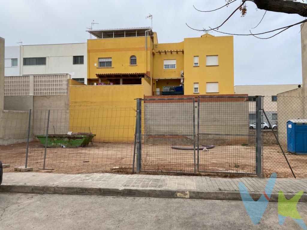 Solar en venta zona Cantallops, a pocos metros del centro de la población con muy buenas comunicaciones y accesos. Excelente orientación Este. Ideal para la construcción de la casa que siempre has deseado!. .