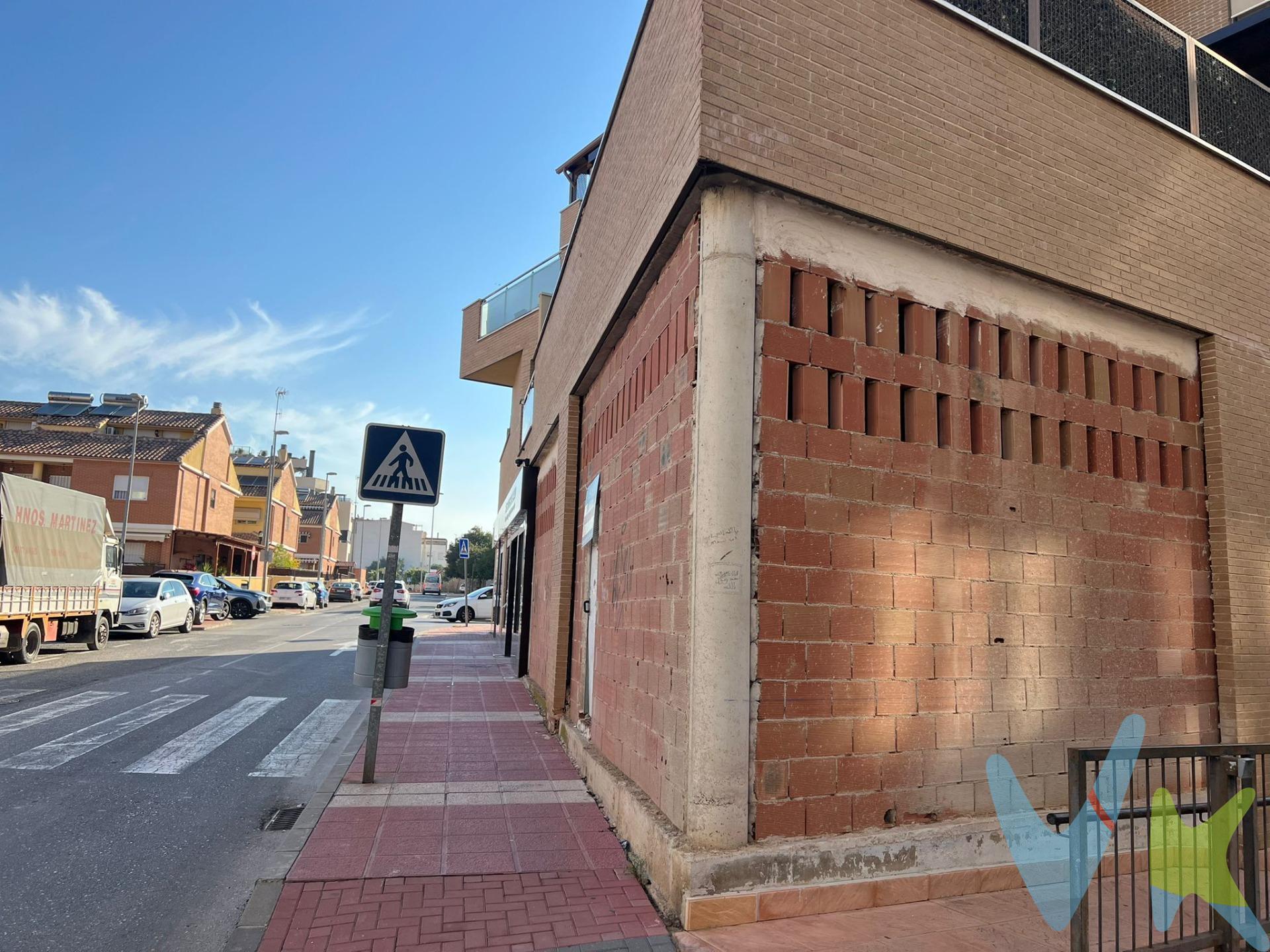 Descubre la oportunidad de crear el hogar que siempre has soñado o establecer tu negocio ideal en este amplio local diáfano ubicado estratégicamente en una esquina del Santo Ángel. Con un total de 180 m², esta propiedad se puede adaptar fácilmente para albergar hasta tres viviendas diferentes o ser utilizada como oficina, comercio y clínica. La alta visibilidad y el constante paso de personas aseguran un excelente posicionamiento comercial. Además, cuenta con buena accesibilidad gracias al transporte público cercano. Este espacio luminoso se sitúa en una zona muy demandada, rodeado por servicios esenciales como supermercados (Mercadona y Super Dumbo), guarderías, restaurantes, farmacias y un centro de salud; lo que garantiza no solo comodidad sino también un alto flujo potencial de clientes si decides optar por su uso comercial. También está disponible la opción de alquilarlo con posibilidad a compra. Para terminar te queremos comentar algo: ¡Descubre una aventura inmobiliaria que combina calidad, pasión y profesionalidad! La confianza que los propietarios han depositado en nosotros es un testimonio de nuestro compromiso en brindarte un servicio excepcional. Aquí viene el detalle especial: al contactarnos directamente, evitarás molestarlos, nosotros seremos tus intermediarios y te proporcionaremos toda la asistencia necesaria. Estamos aquí para facilitarte la documentación e información que requieras, y te prometemos un trato cálido y sin complicaciones. Te informaremos detalladamente de todos los aspectos, incluyendo gastos de la compra y honorarios de agencia que no están incluidos en el precio, para garantizar tu comodidad y tranquilidad durante todo el proceso. Esa es nuestra esencia, proporcionarte #Calma: “Estado ideal de tranquilidad que tendrás al comprar tu casa con nosotros”. Queremos que sepas que tanto la descripción del inmueble como las imágenes que ves son valiosas referencias informativas, en ningún caso tienen carácter contractual. Asimismo, el precio ha sido designado por la propiedad por lo que podría sufrir variaciones y no sería vinculante hasta que se formalice en contrato de compraventa.