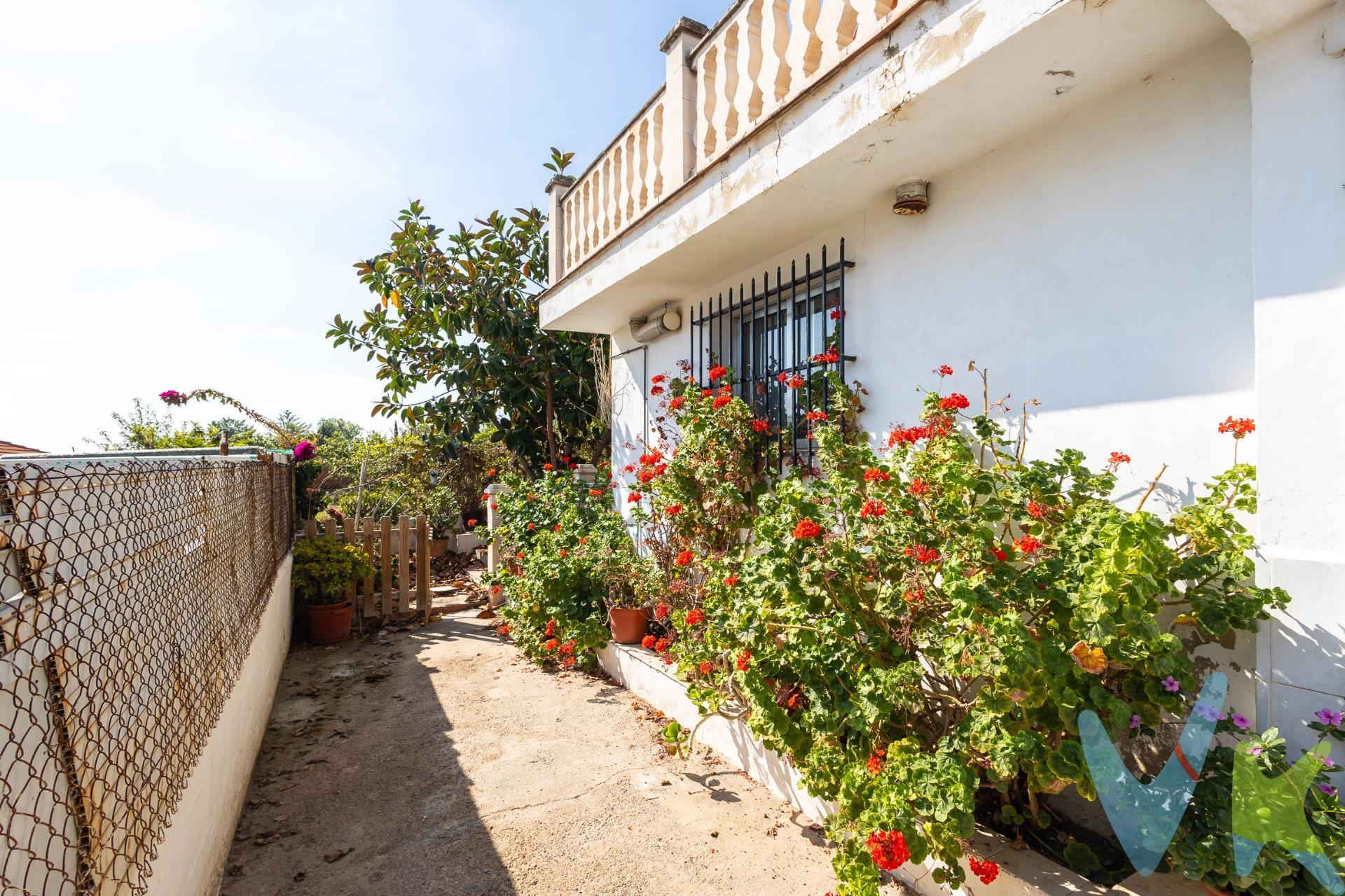 Se vende pareado rústico para reformar en Llíria. . **MUY IMPORTANTE**: PROPIEDAD NO HIPOTECABLE. REGISTRALMENTE SE VENDE UNA CUARTA PARTE INDIVISA DEL PLENO DOMINIO, AUNQUE POSEERÁS TU SOLO LA PROPIEDAD. Dentro de la misma parcela se encuentra el otro pareado, en el cual viven, por lo que DENTRO DE LA MISMA PARCELA EXISTEN DOS PROPIEDADES. La vivienda tiene una superficie construida de 70 m² en dos plantas y se encuentra en una parcela de 518 m² que incluyen una servidumbre de paso de 245m². La planta baja cuenta con un comedor, cocina y baño. A la planta superior se accede por una escalera exterior. Esta planta consta de 3 habitaciones con salida a una amplia terraza. Los exteriores incluyen una piscina con depurador, trastero y un paellero. La casa dispone de luz y agua de pozo con acciones. Ubicada en una zona rústica con vecinos todo el año, la vivienda tiene acceso por carretera asfaltada. Está a 7 minutos de Domeño y a 10 minutos del centro de Llíria en coche. El precio de venta no incluye gastos de compra ni honorarios de la agencia. El mobiliario que aparece en las fotos no está incluido en el precio. ¡Contáctanos para más información!. . . . 