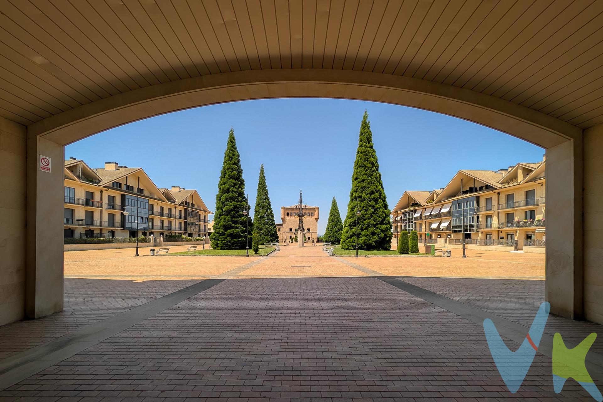 Precioso ático-dúplex, segregable, ubicado en una de las mejores zonas de Gorráiz, en la plaza del Palacio, donde se localiza el comercio de la zona. Peluquería, tienda de alimentación, guardería, farmacia peluquería o restaurante, se encuentran en la plaza. Presentamos un maravilloso dúplex con entrada independiente a cada una de las dos plantas que lo conforman, lo que pone especialmente fácil su segregación en dos viviendas en caso de necesidad y especialmente cómoda la habitabilidad en el día a día. La primera planta acoge un importante salón, la cocina,  la habitación principal con baño en suite y un aseo de cortesía.             . El salón, debido a su tamaño,70 m2 aproximadamente, permite su distribución en diferentes ambientes. Zona de estar, con una preciosa chimenea, una amplia zona de comedor o zona de lectura,  además de espacios abiertos que facilitan la movilidad. El salón se abre al campo de golf de Gorráiz a través de dos estupendos balcones y un monísimo mirador que, por su tamaño, nos permite crear un coqueto rincón. La cocina, de planta cuadrada, y de alta gama, hablamos de un cocina alemana marca Poggenpohl con electrodomésticos Bosch, se distribuye en zona de trabajo, zona de office y un cuarto de lavado-almacenaje totalmente equipado e independiente. La cocina también asoma a la plaza a través de dos monísimos balcones, como el resto de estancias de la vivienda. La espaciosa habitación principal cuenta con una amplia zona de almacenaje. Un armario empotrado hecho a medida que ocupa íntegramente una de las paredes de la habitación ofreciendo 5 metros de capacidad lineal. La habitación disfruta de un amplio baño en suite, con bañera y ducha y encimera con doble lavabo. Esta estancia se abre al exterior, a la plaza, a través de un agradable balcón. La segunda planta, a la que se accede desde una amplia escalera central presidida por una impresionante lámpara colgante, se distribuye en una gran zona diáfana con capacidad para la zona de estar y una espaciosa zona de trabajo, dos habitaciones y un cuarto de baño. Además, la vivienda tiene, en esta segunda planta, hechas las instalaciones para la colocación de una segunda cocina si fuera necesario. . Desde la zona de estar de esta planta se accede a una fantástica terraza, hablamos de 14 m2, con capacidad para disfrutarla alrededor de una mesa, tomando el sol o  leyendo un libro. La terraza cuenta con un práctico cuarto trastero para guardar el mobiliario de exterior. La calefacción central de gas natural con contadores individuales. La casa es amplia en todos sus espacios, totalmente exterior, con impresionantes vistas y excepcionalmente luminosa. El precio de la vivienda incluye un gran cuarto trastero de 11 metros cuadrados, tamaño de  habitación, y dos plazas de garaje. La autorización en estatutos, la distribución en dos plantas, la existencia de dos puertas de acceso  independientes para cada planta, el disponer de habitaciones y de baños en  las dos plantas, el contar con la instalación de cocina en la segunda planta y tener la propiedad de dos plazas de garaje, hacen el inmueble especialmente apto para su segregación en caso de que el nuevo propietario así lo decidiera, bien en el momento de su adquisición, bien con el paso del tiempo  para un uso independiente para padres mayores o hijos que se independizan. También para la venta de la mitad del inmueble en caso de cambiar las necesidades de uso. Merece la pena visitarla. Estaremos encantados de ensenársela. El precio de publicación no incluye gastos e impuestos. Sí están incluidos los honorarios de la inmobiliaria. 