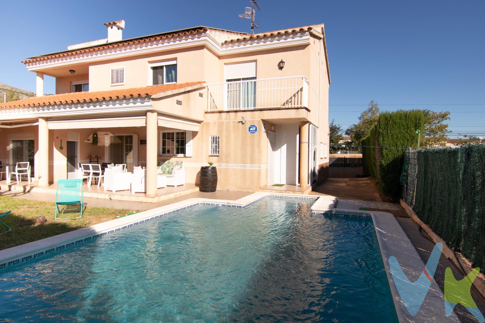 Descubre este impresionante chalet en Oropesa del Mar, un auténtico oasis de lujo a solo cinco minutos a pie de la playa de la Concha y cerca de la vía verde que conecta con Benicàssim. Esta propiedad se extiende sobre una superficie construida de 238 m² dentro de una generosa parcela privada de 480 m². Sus amplias estancias luminosas ofrecen comodidad y elegancia, facilitando el acceso al exterior gracias a su ideal orientación norte-sur. El hogar cuenta con cuatro habitaciones dobles equipadas con armarios empotrados y tres baños modernos; dos dormitorios cuentan además con encantadores balcones para disfrutar cada mañana brisas marinas refrescantes. En el jardín privado encontrarás una barbacoa perfecta para tus reuniones familiares o amistosas, mientras que junto a la piscina podrás relajarte bajo el sol mediterráneo durante todo el año. Este chalet está diseñado pensando en tu bienestar: incluye placas solares eficientes energéticamente, aerotermia e incluso un cargador para vehículo eléctrico disponible en garaje propio; garantizando autosuficiencia sin sacrificar confort ni estilo contemporáneo. Completan esta oferta parking y trastero útil así como accesos cercanos al transporte público: ¡todos los ingredientes perfectos listos para entrar a vivir inmediatamente! Nota importante: no están incluidos mobiliario ni electrodomésticos ,gastos notariales o impuestos.