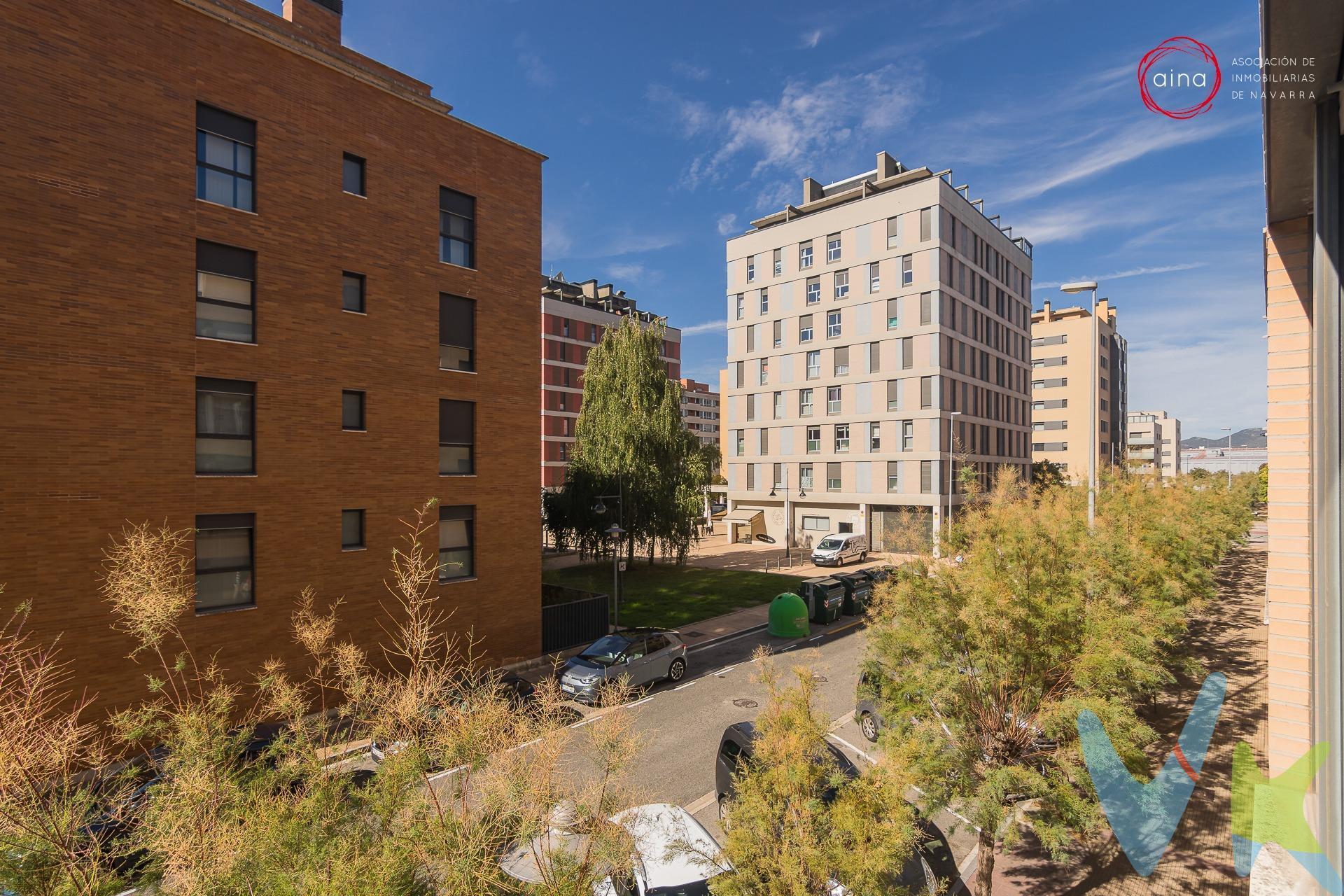 Te presentamos esta luminosa vivienda situada en pleno centro de Nuevo Artica, junto al parque de Los Aromas, uno de los barrios más cotizados y con mayor calidad de vida de la zona. Ubicada justo en la plaza principal, disfrutarás de la comodidad de tener cafeterías, tiendas y comercio local a pie de calle, en un entorno tranquilo y familiar. La vivienda, en estado perfecto, cuenta con tres amplios dormitorios, dos baños completos, un salón espacioso y muy luminoso, además de plaza de garaje y trastero incluidos. Dispone también de un tendedero cerrado donde se ubica la zona de lavandería, pensado para ofrecer la máxima funcionalidad sin renunciar al confort. Nuevo Artica es un barrio joven y moderno, con edificaciones recientes y excelentes comunicaciones con el centro de Pamplona, tanto en transporte público (Villavesas) como a pie. Además, cuenta con numerosas rutas verdes, parques y zonas peatonales, perfectas para disfrutar al aire libre. Un entorno residencial, tranquilo y seguro, que conserva el encanto de un pequeño pueblo, pero con todas las comodidades de la vida urbana. ✨ Si buscas una vivienda lista para entrar a vivir, luminosa y con todas las ventajas de un barrio joven y bien conectado, esta es tu oportunidad.