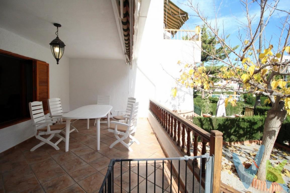 Ref. 1692 Chalet adosado en urbanización a tan solo 150 metros de la playa de La Concha y de la playa de Morro de Gos en Oropesa del Mar. En la planta baja encontraremos un amplio salón con acceso a la cocina la cual dispone de galería independiente y con acceso a una terraza de 14 m2 con una ampliación en otro nivel de un jardín de 32 m2 ideales para disfrutar tanto en familia como con amigos desde la cual tienes acceso a las zonas verdes de la urbanización como a la piscina comunitaria. En la planta primera tenemos 4 dormitorios y un baño completo muy luminosos. El semi-sotano de 55 m2 está habilitado como garaje y cuenta con un trastero.  Además de zonas verdes y Piscina comunitaria, dispone de una pista de frontenis donde disfrutar.. . Oropesa también ofrece la posibilidad de realizar actividades deportivas de todo tipo. Especialmente atractivos son los deportes acuáticos que ofrece el Puerto Deportivo, así como estupendas rutas de senderismo que se inician a pie de playa y continúan por la sierra de Oropesa. La Vía Verde, ruta que bordeando el mar llega hasta Benicassim, ofrece la posibilidad de conocer las bellísimas playas vírgenes de La Renegá. El acceso a las principales autovías es directo, estamos a 20 minutos de Castellón y a menos de 20 minutos del Aeropuerto de Castellón y a 50 del de Valencia. Oropesa del Mar es uno de los núcleos poblacionales estivales más importantes de todo el levante español, cuenta con todos los servicios a nuestra disposición.. . El precio de venta NO INCLUYE Impuestos (I.V.A. o I.T.P.), gastos de Notaría, gastos de Registro de la Propiedad, gastos de tramitación de Escrituras ni gastos de financiación (si se precisa). Consulte Honorarios Profesionales de Agencia Inmobiliaria.