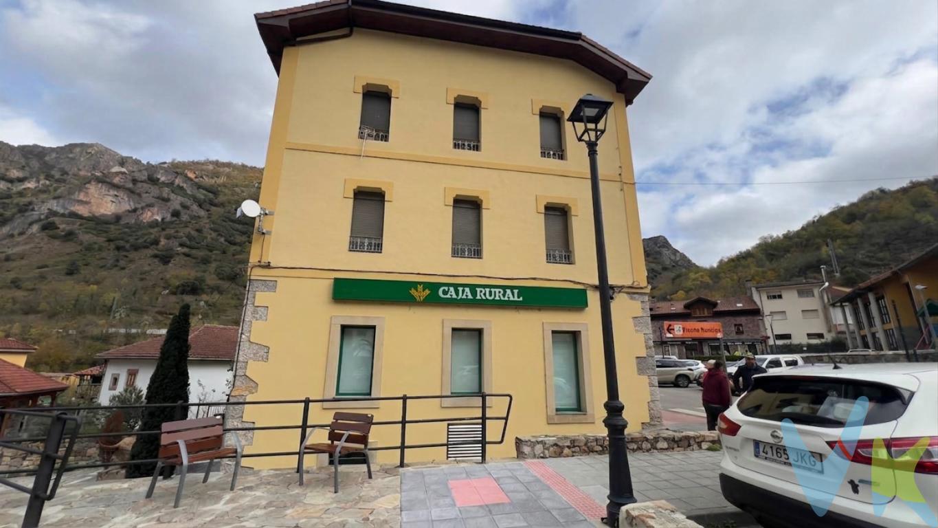 Piso en venta en Pola de Somiedo  130 m², 1ª planta sin ascensor, 4 hab., desván y SIN gastos de comunidadSe vende amplio y luminoso piso exterior de 130 m² construidos en la primera planta de un edificio sin ascensor en pleno centro de Pola de Somiedo. Una propiedad con un coste de mantenimiento mínimo al no pagar comunidad, ideal como residencia habitual, casa de vacaciones en la montaña o inversión para alquiler rural.Distribución y CaracterísticasSuperficie: 130 m² construidos con estancias de gran tamaño y mucha luz natural.Dormitorios: 4 habitaciones amplias y versátiles.Baño: 1 baño completo provisto de ventana exterior, garantizando ventilación y luz natural.Eficiencia: Calefacción eléctricaPlanta: 1ª planta exterior sin ascensor, con acceso muy cómodo.Anexo incluido: Cuenta con un práctico desván como espacio extra de almacenaje o trastero.Estado y reformas: Tejado del edificio completamente nuevo (instalado hace solo 5 años) y tuberías/fontanería renovadas.Gastos: Sin gastos de comunidad (0 /mes). IBI 191/añoSuministros de agua y luz dados de alta.Referencia Catastral: 3449309QH2734N0005FE.Entorno Privilegiado y ComunicacionesUbicación: En pleno centro del Parque Natural de Somiedo (Reserva de la Biosfera). Todos los servicios a pie: centro de salud, farmacia, supermercados, restauración y Centro de Interpretación.Acceso y transporte: Conexión directa por la AS-227 hacia Oviedo (aprox. 1 hora y 15 minutos en coche) y servicio regular de autobuses de línea (ALSA / CTA) que conecta la villa con el centro de Asturias.Beneficio fiscal por compra: Posibilidad de ITP reducido al 4% si se destina a vivienda habitual (zona rural en riesgo de despoblación en Asturias).¡Excelente oportunidad por tamaño, ubicación y ausencia de gastos comunitarios! Contacta para más información o concertar una visita!El precio de venta no incluye los gastos e impuestos derivados de la operación. Corresponden al comprador el pago del Impuesto sobre Transmisiones Patrimoniales (ITP), calculado sobre el valor más alto entre el precio de venta y el valor de referencia catastral, así como los honorarios de notaría y registro según aranceles oficiales, teniendo el comprador libertad para elegir notario. Para consultar los porcentajes del ITP en Asturias puede hacerlo a través de la web oficial de servicios tributarios del Principado de Asturias https://sede.tributasenasturias.es/sites/sede/default/es_ES/Que-quieres-hacer/Transmisiones-Patrimoniales-y-AJD. Asimismo, el comprador asumirá los gastos de tasación y costes bancarios si precisa hipoteca. Por su parte, el vendedor asumirá el pago de la plusvalía municipal y los honorarios de intermediación. Este anuncio es meramente informativo y los interesados tienen derecho a solicitar la documentación adicional del inmueble conforme a la normativa vigente.