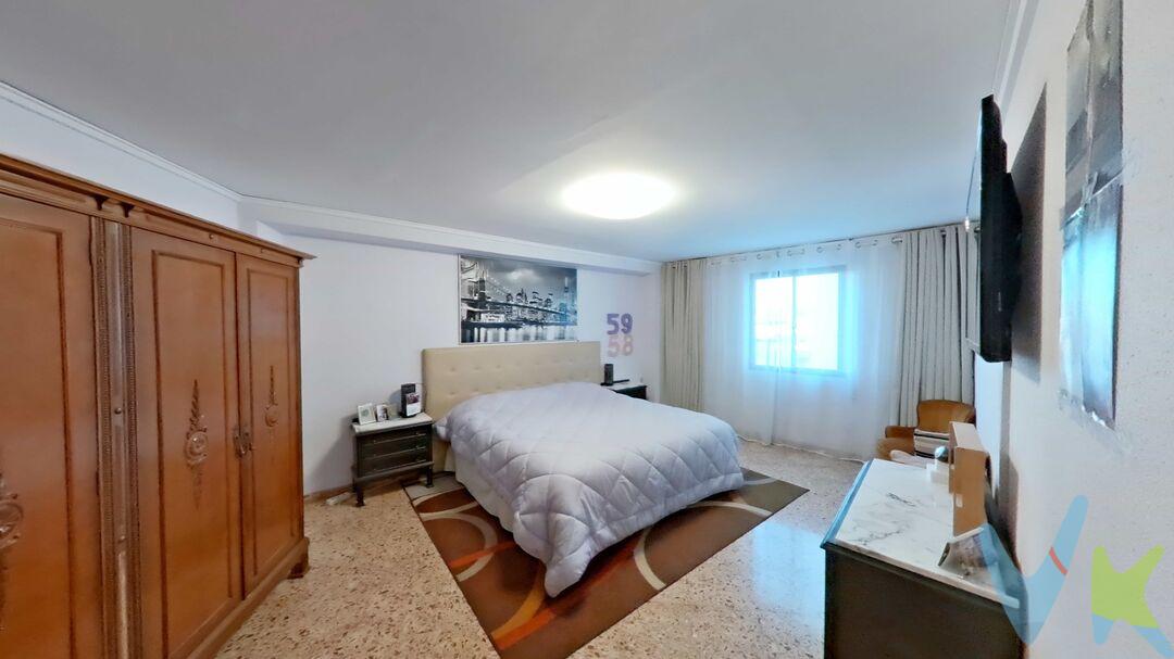 ¡Atención, buscadores de metros cuadrados y amantes de las alturas! Si lo que quieres es espacio para que tus hijos corran (o para no cruzarte con tu pareja si estás de morros), este es tu sitio.
Te presentamos este sexto piso en Gandía, con ascensor, donde las vistas son mejores y los mosquitos llegan más cansados. Es un diamante en bruto de 148 m² que te ofrece:

4 Dormitorios: Tantos, que uno puede ser para dormir, otro para el teletrabajo, otro para el gimnasio que nunca usarás y el último para "trastos varios" o VESTIDOR! OJO AL DATO!
Terraza XXL: Tan grande que podrías montar un huerto urbano o simplemente salir a saludar al vecindario como si fueras de la realeza. (Un pelín exagerado pero hay terraza que es lo importante) y muy soleada toda la tarde.
Viaje en el tiempo: La cocina y el plato de ducha se reformaron hace 20 años... justo cuando se llevaba el "estilo vintage auténtico". Están impecables, pero si buscas algo tipo revista moderna, aquí tienes el lienzo perfecto.
Garaje: Tu coche dormirá más seguro que tú y sin quejarse (Suele pasar). Incluida tu moto, kayak, tabla, equipo de sky, etc etc etc
IBI: 371€ año
Comunidad de propietarios: 50€ mes

Es una vivienda "de origen", sí, pero con esa solera que ya no se construye. Ideal para quienes saben que el espacio es el verdadero lujo y no les importa darle un toque personal a su nuevo reino.
¿Quieres venir a medirlo con tus propios ojos? Dime qué día te viene mejor para organizar una visita.
 

La letra pequeña (pero importante):

Sobre el parné: Por gestionar este palacio de 1
8 m², encontrar al dueño y acompañarte en el proceso, cobramos honorarios de inmobiliaria al comprador (que el amor al arte no paga las facturas) 3% mas IVA.

 
 

GASTOS: Para comprobar si los gastos de compra de la vivienda en Gandía (Comunidad Valenciana) están correctamente calculados, debemos revisar cada concepto de forma detallada basándonos en la normativa fiscal aplicable para el año 2026 y en los datos que aportamos. Vamos a consultar con Michu, nuestra querida IA que nos va a sacar de dudas:
1. Desglose y Verificación de Conceptos
A. Impuesto de Transmisiones Patrimoniales (ITP)


Tu cálculo: 17.400€


Verificación: El tipo impositivo general del ITP para la compra de viviendas de segunda mano en la Comunidad Valenciana es del 10%.

ITP = 174.000 € x 0,10 = 17.400€



Estado: Correcto.
(Nota: Esto asume que el comprador no aplica a ningún tipo reducido por edad, familia numerosa, discapacidad o vivienda habitual de jóvenes, que podría bajar el tipo al 8% o 4%).


B. Notaría y Registro


Tu cálculo: 1.500€ aproximadamente.


Verificación: Los aranceles de notarías y registradores están regulados por ley. Para un precio de compra de 174.000 €, los gastos conjuntos de escritura pública de compraventa y su inscripción en el Registro de la Propiedad suelen oscilar entre los 800 € y los 1.200€. Si a esto le sumas una pequeña provisión de fondos para la gestoría que tramita los impuestos (que suele cobrar entre 250€ y 350€, la estimación es muy prudente y realista.


Estado: Correcto (estimación muy segura).


C. Honorarios de Intermediación Inmobiliaria (Comprador)


Tu cálculo: 3% sobre el precio de venta 5.220€ + 21% IVA 1.096,20€ = 6.316,20€ (redondeado en tu propuesta a 6.316€).


Verificación:


3% de 174.000€ = 5.220€


21% IVA sobre 5.220€ = 1.096,20€


Suma total = 6.316,20€




Estado: Correcto.


2. Conciliación del Total de Gastos de Compra
Los gastos reales de adquisición (lo que se paga por encima del precio del piso y no se recupera) son el ITP, la notaría/registro/gestoría y los honorarios profesionales de la agencia:



Concepto
Importe




Impuesto de Transmisiones Patrimoniales (ITP 10%)
17.400,00€


Notaría, Registro y Gestoría (Est.)
1.500,00€


Honorarios Inmobiliarios (3% + IVA)
6.316,20€


TOTAL GASTOS DE COMPRA
25.216,20€




⚠️ Nota sobre tu estimación de 26.031€:
Presentas una estimación de unos 26.031€. La diferencia a tu favor es de unos 815€ de margen. Esto es excelente y muy recomendable de mantener en el informe para el cliente, ya que cubre cualquier pequeña desviación o tasa administrativa imprevista durante la firma.

3. Verificación de Flujos de Pago y Reservas
Es fundamental no confundir lo que es un gasto de compra (impuestos, minutas) con lo que es un adelanto del pago de la vivienda (las entregas a cuenta):


Señal de Oferta 1.000€: Correcto. Se entrega para iniciar la negociación y, tal como indicas, se descontará del saldo total a pagar a la inmobiliaria por sus honorarios (quedando pendientes de pago 5.316,20€ en el momento de la firma).


Arras Penitenciales 10% = 17.400€: Correcto. Se firman tras aceptar la oferta. Este dinero no es un gasto extra, sino un pago a cuenta del precio de compra. En la firma de la escritura ante notario, al vendedor se le restará esta cantidad del cheque final (se le entregarán $156.600\text{ €}$ correspondientes al $90\%$ restante).


Conclusión
El cálculo financiero que has preparado es completamente correcto, riguroso y seguro para presentar a cualquier cliente o entidad financiera. Refleja con total precisión la fiscalidad de la Comunidad Valenciana y los costes operativos reales de la operación.
El ITP en la Comunidad Valenciana en 2026 es del 10 por ciento para la compra de viviendas de segunda mano, aunque existen tipos reducidos para colectivos concretos. Los jóvenes menores de 35 años pueden beneficiarse de un ITP del 6 por ciento si la vivienda no supera los 180.000 euros y cumplen con los límites de ingresos establecidos, mientras que las familias numerosas pueden acceder a un tipo del 3 por ciento cuando se trata de su primera vivienda habitual dentro del mismo límite de valor. También existen reducciones para personas con discapacidad y viviendas de protección oficial, que pueden tributar al 4 por ciento en régimen especial. El impuesto debe pagarse en un plazo de 30 días hábiles desde la firma ante notario mediante el modelo 600, ya sea online o en oficinas de la Agencia Tributaria Valenciana. 


Aviso para navegantes: Toda la información de este anuncio es válida salvo error tipográfico. Si por un despiste hemos puesto que la terraza tiene piscina olímpica y luego resulta que es solo "muy grande", no nos mandes a los abogados, ¡que somos humanos y el teclado lo carga el diablo!

