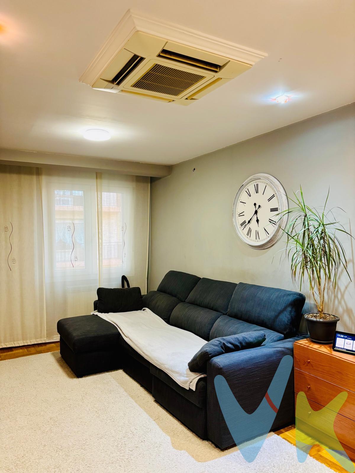 Tu nuevo hogar en el corazón de Burlada. Imagina vivir en el centro de Burlada, en esa calle donde siempre hay vida, donde los comercios te saludan cada mañana y todo lo que necesitas está a un paso. En este hogar, cada rincón transmite luz, calidez y comodidad. Ubicada en una cuarta altura, esta vivienda reformada te sorprenderá por su luminosidad y por la sensación de hogar que se respira nada más entrar. Un salón amplio y acogedor para compartir momentos, una cocina con balcón donde disfrutar del primer café del día, tres dormitorios llenos de posibilidades y un baño moderno que completa este espacio pensado para disfrutar. El edificio cuenta con el proyecto de ascensor ya aprobado, un detalle que suma valor y confort a largo plazo. (coste de ascensor no incluido en el precio). Vivir aquí es disfrutar del equilibrio perfecto: la tranquilidad de un pueblo con alma propia, y la cercanía de Pamplona, a solo unos minutos. Zonas verdes para pasear, colegios, supermercados, tiendas locales… todo lo que hace la vida más fácil, más auténtica y más tuya. Ya sea como tu nuevo hogar o como una inversión con gran potencial, esta vivienda te está esperando para empezar una nueva historia. ✨ Habitare Inmobiliaria. Donde las casas se convierten en hogares.