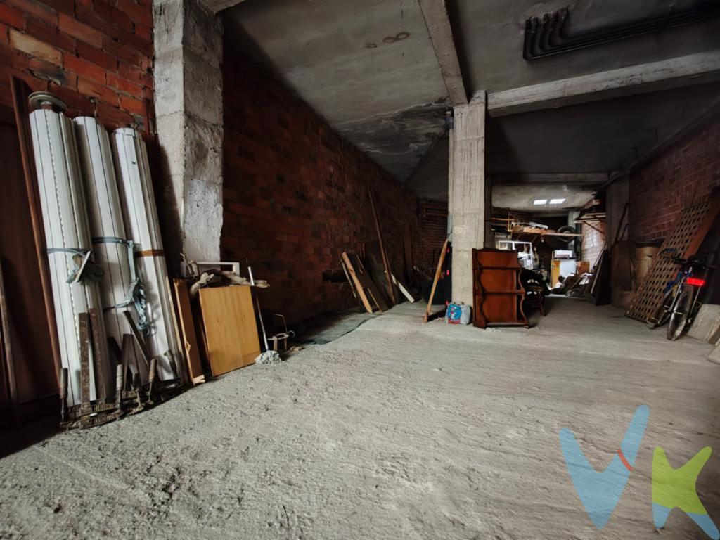 Local comercial en venta zona Mieres.Si busca una oportunidad de inversión o el lugar ideal para establecer su negocio, este local comercial en venta en Mieres es una opción a considerar. Situado en una ubicación privilegiada, este amplio local ofrece un sinfín de posibilidades para emprendedores y empresarios.Destacando por su generoso espacio, el local cuenta con 97 metros cuadrados de superficie útil. Esta amplitud es perfecta para acomodar diversas actividades comerciales, desde oficinas y despachos hasta tiendas de ropa o establecimientos de servicios. Además, al ser totalmente diáfano facilita la personalización y adaptación del espacio según las necesidades específicas de su negocio.Un factor clave para cualquier negocio es la accesibilidad, y este local no decepciona. Con una excelente conexión de transporte público, sus clientes y empleados contarán con el confort de tener una estación de tren cerca, que asegura una rápida y cómoda movilidad hacia y desde la zona. Además, las diversas líneas de autobús próximas al inmueble añaden una capa adicional de accesibilidad, facilitando la llegada de clientes potenciales desde diferentes puntos de la ciudad y alrededores.La superficie total construida del local es de 107 metros cuadrados. Este espacio adicional puede ser utilizado para almacenamiento, áreas staff, o incluso para expansión futura de su negocio. La flexibilidad que ofrece es un punto a favor que no debe pasar desapercibido.Dispone de salida de humos.Mieres es un municipio en constante crecimiento con una vibrante comunidad comercial. Este local se encuentra en una zona estratégica, lo que asegura un flujo continuo de posibles clientes. La cercanía a otros comercios y servicios de la zona crea un entorno favorable para cualquier tipo de actividad comercial, potenciando su visibilidad y atractivo.El valor del local comercial en venta en Mieres no radica solamente en sus características físicas y ubicación. La inversión en este inmueble es una apuesta por el futuro y el crecimiento de su negocio en una zona con grandes perspectivas de desarrollo.Le invitamos a explorar esta oportunidad única. Visitar este local le permitirá apreciar personalmente la amplitud del espacio y las ventajas de su inmejorable ubicación. A través de una visita, podrá No deje pasar esta excepcional oportunidad. Contacte con nosotros para concertar una visita y descubra cómo este local en Mieres puede ser el principio de una próspera etapa comercial para su negocio. ¡Esperamos su llamada! 