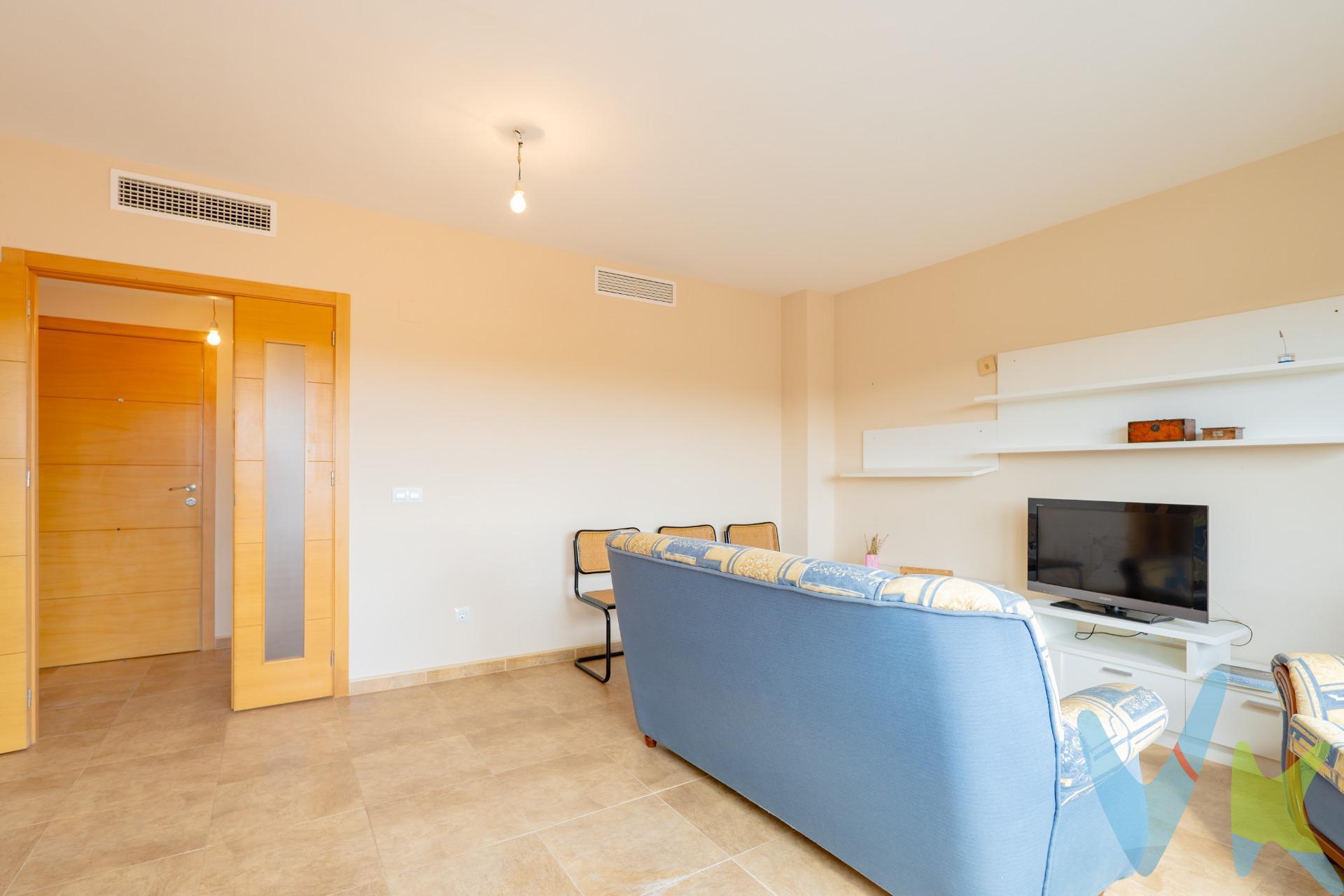 Si buscas tranquilidad, espacio y calidad de vida en un entorno natural, esta vivienda en Camporrobles puede ser una excelente oportunidad. Ubicado en una zona tranquila del municipio, este piso ofrece una distribución cómoda y funcional con 84 m² útiles, ideal tanto para familias como para quienes desean vivir con más espacio y lejos del ritmo de la ciudad. La vivienda cuenta con cuatro habitaciones, una de ellas con acceso a un balcón, lo que permite adaptar los espacios según las necesidades: dormitorios, despacho, habitación de invitados o zona de estudio. Dispone además de dos baños completos, uno con bañera y otro con plato de ducha, aportando comodidad para el día a día. El salón es acogedor y luminoso,  perfecto para disfrutar del aire libre. La cocina independiente ofrece buen espacio de trabajo y cuenta con galería, un elemento muy práctico para lavadero o almacenamiento. La vivienda dispone de calefacción central, lo que garantiza confort durante los meses de invierno. 🌄 Vivir en Camporrobles. Camporrobles es un municipio con encanto situado en un entorno natural privilegiado, rodeado de viñedos, montañas y paisajes abiertos. Es un lugar ideal para quienes buscan tranquilidad, aire puro y una vida más relajada, sin renunciar a los servicios esenciales. Además, se encuentra muy cerca de Utiel, donde se dispone de mayor oferta comercial, servicios, restauración y conexión con otras localidades. Una ubicación perfecta para quienes desean disfrutar de la calma del entorno rural con la comodidad de tener una ciudad cercana. La descripción y los datos del presente inmueble tienen carácter meramente informativo y en ningún caso contractual. En el precio de la vivienda no están incluidos los honorarios de agencia, gastos de compraventa y/o financiación. Por mandato expreso del propietario, comercializamos este inmueble en exclusiva compartida, lo que garantiza un servicio de calidad, un trato fácil y personalizado, una gran difusión en nuestras redes compartidas y sin interferencias de terceros. Por este motivo se ruega no molestar al propietario, a los ocupantes de la propiedad, a los vecinos o conserjes del edificio si los hubiera. Si eres una agencia, llámanos colaboraremos contigo.