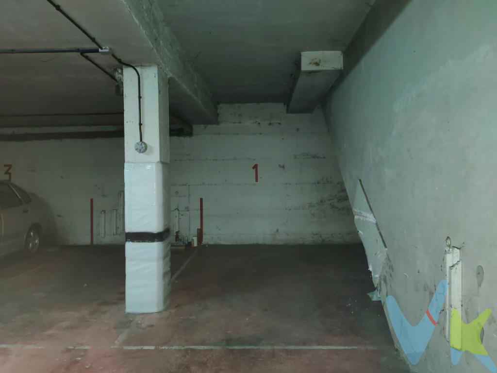 Se vende plaza de garaje en calle La Vega esquina calle Gijón . Sobre 12m2, se puede aparcar un coche y moto . Portón automático. Acceso peatonal independiente.
