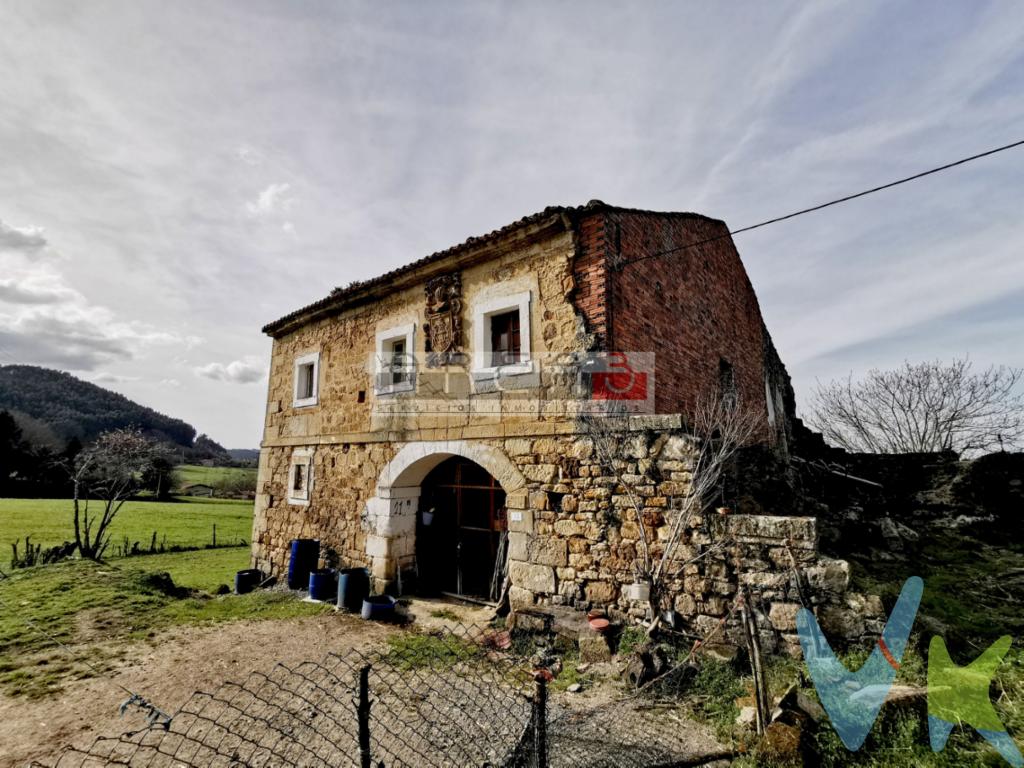 Descubre el encanto de la historia y la rusticidad con esta propiedad excepcional ubicada en el corazón de Gama, Barcena de Cicero. Una joya rara esperando su transformación, esta casa histórica ofrece una oportunidad incomparable para inversores o aquellos con pasión por restaurar hogares antiguos a su antigua gloria.   Con una generosa superficie de 330 m2 de espacio habitable sobre una finca expansiva de 15,795 m2, esta propiedad es un lienzo que espera tu visión. Con su arquitectura tradicional y su rico carácter histórico, esta residencia ofrece infinitas posibilidades para la renovación y la personalización. Imagina preservar sus características originales mientras infundes comodidades modernas, creando un refugio atemporal que fusiona perfectamente el encanto del viejo mundo con el confort contemporáneo.    Para aquellos que buscan aún más espacio y potencial, se encuentra disponible también para la compra una parcela de tierra adyacente a la propiedad. Con una extensión de 34,110 m2, este terreno ofrece 2,633 m2 de pasto y el resto cubierto de monte bajo, brindando amplias oportunidades para expansiones o proyectos de desarrollo.    Ahora es el momento de aprovechar esta extraordinaria oportunidad de poseer un pedazo de historia en una de las ubicaciones más codiciadas de Gama. Ya sea que seas un inversor buscando un proyecto único o un propietario que sueña con crear tu propio paraíso rústico, esta propiedad promete infinitas posibilidades.    No dejes pasar esta rara oportunidad de dejar tu marca en la historia de Bárcena de Cicero. Contacta a Área 3 Servicios inmobiliarios hoy mismo al 691 690 356 o visita www.area3colindres.com para obtener más información y programar una visita. Tu sueño de poseer una obra maestra histórica comienza aquí.Impuestos, gastos notariales y registrales NO INCLUIDOS