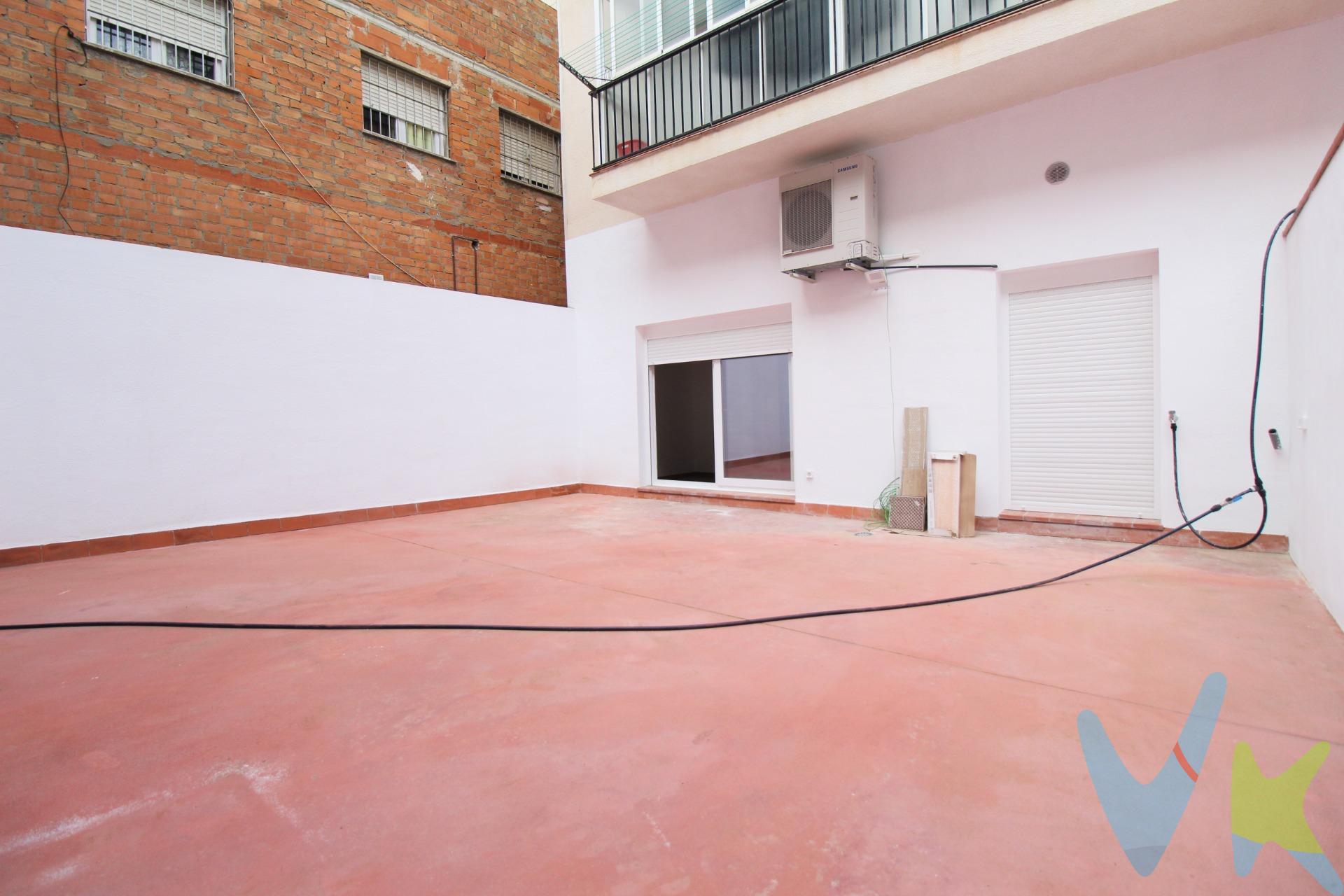 Planta baja de obra nueva en el centro de Les Roquetes. Con una superficie construida de 88 m2. Disponde de amplio comedor con cocina americana y salida directa a un patio privativo de 50 m2..un verdadero lujo en una ubicación privilegiada. La vivienda consta de 2 habitaciones amplias con suelos de parquet. El baño es completa con ducha. Dispone de plaza de aparcamiento con acceso directo desde la calle. Te animas?