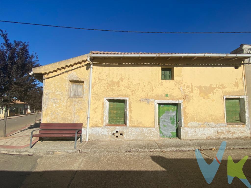 La vivienda está dividida en dos plantas donde podrá diseñarla a su gusto, tiene una superficie de 396 m2, además de un patio para que disfrute del buen tiempo en primavera y verano.Ubicada en un entorno tranquilo, soleado, gentes amables, ideal para disfrutar de la naturaleza y la privacidad.El municipio dispone de centro médico, bar, parque, un paseo al lado del río donde caminar, disfrutar de las vistas además cuenta con venta ambulante para la alimentación y necesidades básicas.La casa está en coche a 15 minutos de Sahagún de Campos, 20 de Mansilla de las Mulas y de Valencia Don Juan, 40 de León y 90 de Mieres aproximadamente.Se puede acceder por la N-120 en la que se encuentra el pueblo situado o por la autovía Camino de Santiago La población dispone de buena cobertura de teléfono e Internet. El precio no incluye el 8 % de Transmisiones Patrimoniales ni los gastos de Notaría y Registro 