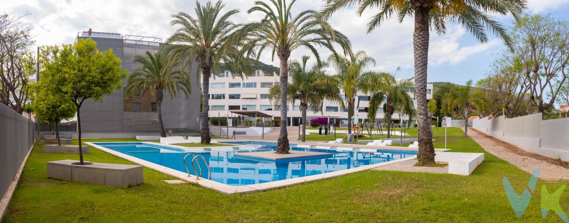 Exclusivo apartamento en Torre Bellver con vistas impresionantes al mar Mediterráneo. Descubre este hermoso apartamento ubicado en una de las zonas residenciales más codiciadas de Torre Bellver; con una orientación privilegiada, este inmueble ofrece vistas panorámicas al mar Mediterráneo que te permitirán disfrutar de atardeceres inolvidables desde la comodidad de tu hogar. El apartamento cuenta con un diseño moderno y luminoso, con amplias estancias que maximizan la sensación de espacio y confort. La cocina está completamente equipada y abierta, ideal para convivir y recibir visitas. Sus dormitorios son espaciosos y cuentan con armarios empotrados, brindando funcionalidad y orden. Una de las grandes ventajas de esta propiedad es su acceso a la zona común, que incluye dos refrescantes piscinas para disfrutar en los días soleados enfocada a familias con niños y otra piscina más tranquila, así como zonas verdes cuidadosamente cuidadas, perfectas para pasear, relajarse o realizar actividades al aire libre. Ubicado en una zona residencial tranquila, pero bien comunicada, este apartamento es ideal para quienes buscan calidad de vida, privacidad y un entorno natural privilegiado, sin renunciar a la cercanía a servicios, comercios y zonas deportivas; zona bien comunicada tanto con Oropesa como con Benicasim y a una hora de Valencia. ¿Te gustaría programar una visita o recibir más información? Estoy aquí para ayudarte a hacer realidad tu próximo hogar en Torre Bellver. Por mandato expreso del propietario comercializamos este inmueble mediante contrato de multi-exclusiva, por el cual numerosas agencias colaboradoras, nacionales e internacionales, ofrecen esta vivienda a sus potenciales compradores, todo ello garantizando un servicio de calidad, un trato fácil, sencillo y sin interferencias de terceros, ya que la gestión es a través de nuestra agencia. *Impuestos, gastos de compraventa tales como honorarios agencia y financiación no incluidos. 