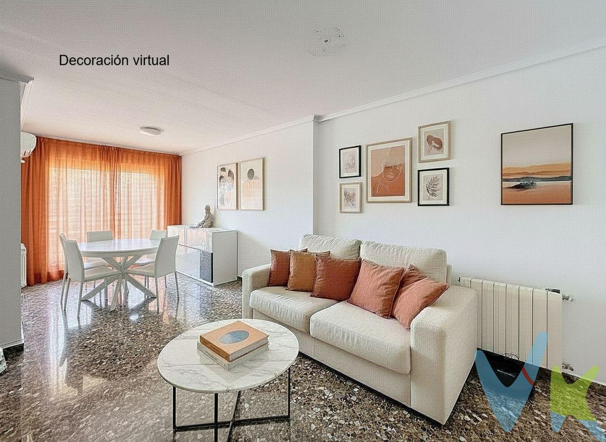 ¿Buscas espacio, luz y una terraza de ensueño en una de las mejores zonas de Valencia? Este piso de 137 m^2 en la Avenida Maestro Rodrigo 26 es la vivienda que estabas esperando. Lo mejor de la casa: Un exterior sin fin. Lo que hace única a esta propiedad es su impresionante terraza de 70 m^2 volcada al corazón de la manzana. Un espacio tranquilo, íntimo y enorme donde podrás organizar cenas bajo las estrellas, crear tu propio jardín urbano o simplemente relajarte lejos del ruido del tráfico. Distribución inteligente y luz natural. La vivienda destaca por ser totalmente exterior, lo que garantiza una ventilación cruzada y luz natural durante todo el día:. 4 Habitaciones Exteriores: Espaciosas y equipadas con armarios empotrados de gran capacidad. Salón-Comedor con Balcón: Un espacio acogedor y luminoso con salida directa al balcón. Cocina Independiente: En perfecto estado y funcional. 2 Baños Completos: Comodidad total para toda la familia. Estado y Ubicación. El piso se encuentra en muy buen estado, listo para entrar a vivir sin necesidad de reformas costosas. Vivir en Maestro Rodrigo significa tener a un paso el Parque de Cabecera, el cauce del río Turia, los mejores colegios, gimnasios y una oferta gastronómica envidiable, todo ello con una conexión excelente con el centro y las salidas de la ciudad. Características Principales:. 137 m^2 construidos. 70 m^2 de terraza privada. 4 Dormitorios (todos exteriores). 2 Baños completos.  Armarios empotrados vestidos.  Ubicación premium en Campanar / Maestro Rodrigo. ⁠¡No dejes escapar esta oportunidad! Los pisos con terrazas de este tamaño en esta ubicación vuelan. VENTA:. PVP 459.000€.  Gastos e impuestos no incluidos en el precio. La compra conlleva impuestos y gastos de formalización para el comprador. A título orientativo se informa que en segundas transmisiones el  ITP  con carácter general en  Valencia  es del  10%, pudiendo existir otros tipos impositivos atendiendo a  las circunstancias  personales del comprador u otras circunstancias previstas legalmente. Base imponible del impuesto el mayor valor entre el precio de compraventa, la tasación o el valor de referencia catastral. En cuanto a los gastos de  notaría y registro, en su caso,  suelen oscilar aprox; entre 1,5% y 2,5% (aranceles variables según precio, n.º de copias y complejidad). El comprador elige notario. Si el comprador precisase de  hipoteca: tasación, condiciones y costes bancarios serán según entidad elegida por el comprador, así como los gastos de gestoría, y cualesquiera otros gastos inherentes a la formalización de la compraventa que legalmente correspondan a la parte compradora, salvo pacto expreso en contrario con el vendedor. El consumidor tiene,  conforme a la normativa vigente, a su disposición información y documentación adicional relativa al inmueble y condiciones de la compraventa, que podrá ser consultada en C/Joaquín Costa 4, bajo 46005 Valencia o urbe2@remax.es. Honorarios de mediación inmobiliaria a cargo del  COMPRADOR: (3% del precio final de venta más IVA (21%), salvo otro pacto.); y  de VENDEDOR (según acuerdo con el mismo). . Se informa al consumidor que la agencia actúa como intermediaria inmobiliaria en la operación, estando cualquier eventual compraventa y sus condiciones sujeta a la aceptación expresa del propietario-vendedor y a la posterior formalización del correspondiente contrato.