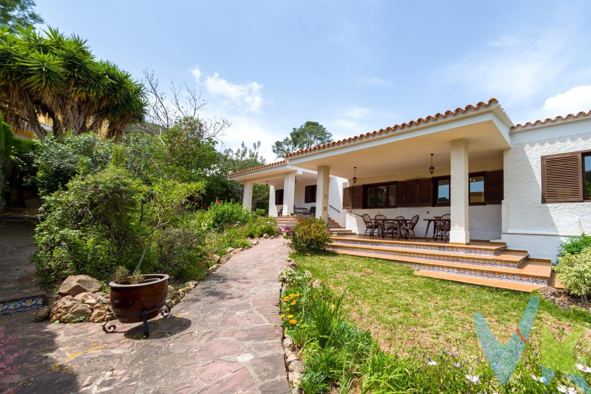 ✨ Descubra una propiedad que redefine el concepto de calidad de vida en la exclusiva urbanización Montornés, en Benicasim 🏡🌿. Este chalet independiente no es solo una vivienda, es una auténtica experiencia residencial pensada para quienes buscan privacidad, confort y naturaleza 🌄💫. 📍 Ubicado en una zona tranquila y consolidada, el inmueble se integra perfectamente en un entorno de vegetación mediterránea 🌳🌺, creando una atmósfera de paz y bienestar. Su amplia parcela, de 900 metros cuadrados, invita a disfrutar del exterior durante todo el año ☀️🍃, ideal tanto para relajarse como para compartir momentos especiales 🥂. 🪟 La vivienda destaca por su diseño luminoso y funcional. Los grandes ventanales permiten que la luz natural inunde cada estancia 💡, aportando calidez y amplitud. El salón principal 🛋️❤️ es el espacio perfecto para el descanso o reuniones en familia; y se encuentra junto al comedor y, a su vez, junto a la . 🍽️  cocina, completamente equipada, que combina estilo y practicidad, adaptándose a cualquier ocasión 👨‍🍳🎉. La zona de habitaciones se encuentra separada por la entrada o recibidor, lo que permite confort y privacidad, destacando el dormitorio principal por su amplitud y vistas despejadas 🌅✨. 🌴 En el exterior, encontrará zonas ajardinadas, terrazas y espacios versátiles para disfrutar del clima privilegiado de Benicasim 🌊☀️, ya sea como residencia habitual o segunda vivienda 🏖️. 💎 En definitiva, una propiedad  que tiene un diseño cómodo en una sola planta y que permite por su distribución una reforma moderna y funcional permitiendo conseguir un lugar donde cada día se convierte en una experiencia única 🌟. Por mandato expreso del propietario comercializamos este inmueble mediante contrato de multi-exclusiva, por el cual numerosas agencias colaboradoras, nacionales e internacionales, ofrecen esta vivienda a sus potenciales compradores, todo ello garantizando un servicio de calidad, un trato fácil, sencillo y sin interferencias de terceros, ya que la gestión es a través de nuestra agencia. *Impuestos, gastos de compraventa tales como honorarios agencia y financiación no incluidos. 