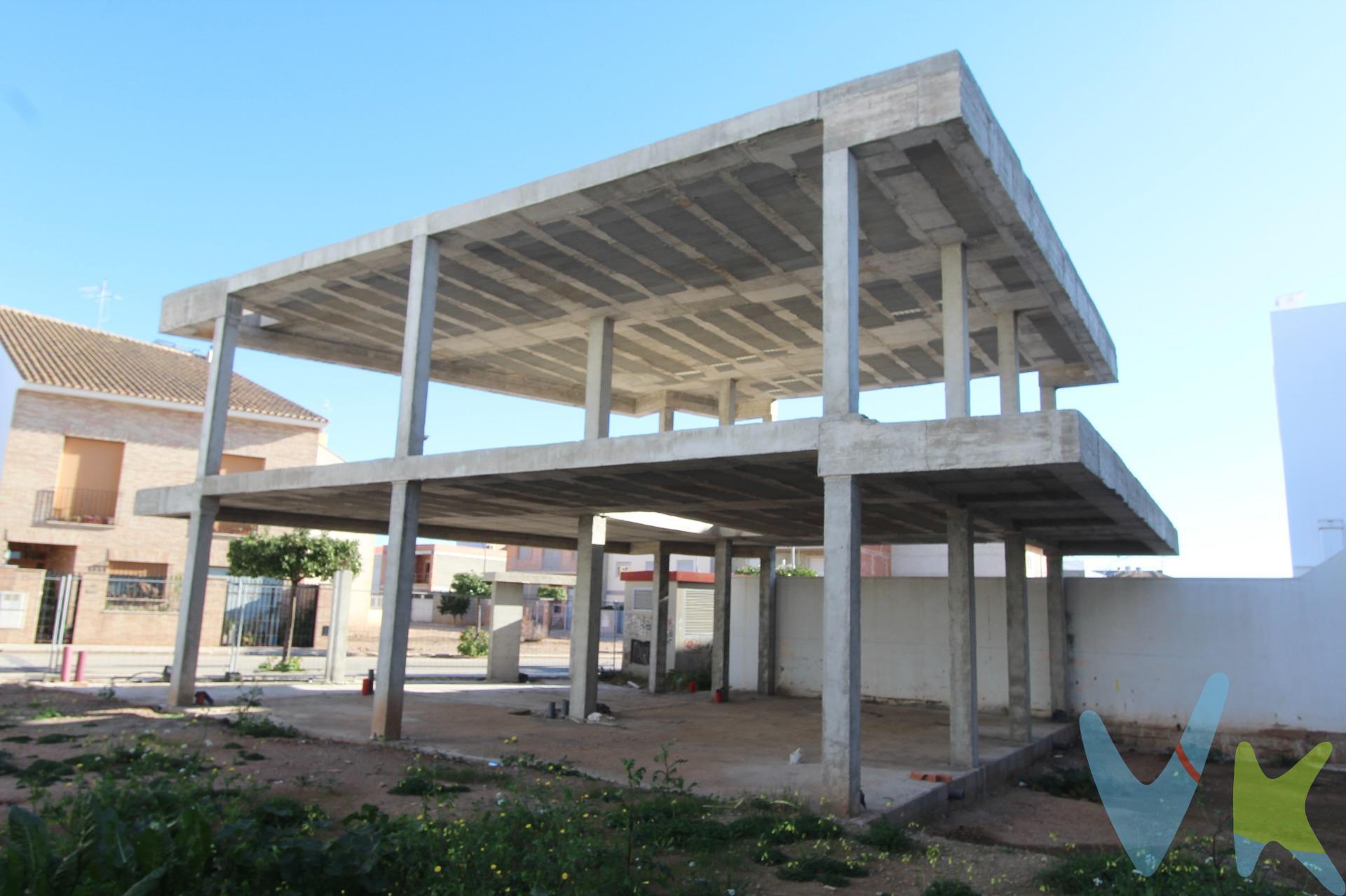 ¡Oportunidad única para construir tu futuro!  . Se vende terreno urbano con licencia de obra y una construcción ya iniciada, ubicado en una de las zonas residenciales más valoradas por su entorno privilegiado y su proximidad a Valencia. La parcela está estratégicamente situada cerca de todos los servicios esenciales, como comercios, colegios y centros de ocio, además de contar con excelentes conexiones de transporte público, incluyendo metro y autobuses.  . Este terreno es ideal tanto para edificar la casa de tus sueños como para invertir en una propiedad con alto potencial de revalorización. Un lugar donde la comodidad, la accesibilidad y el entorno se unen para ofrecer una oportunidad que no querrás dejar pasar.  . ¡Haz realidad tus proyectos y solicita más información hoy mismo!. La descripción del presente inmueble e imágenes tienen mero carácter informativo y en ningún caso carácter contractual, pudiendo ser modificados por la inmobiliaria comercializadora sin que ello implique responsabilidad alguna frente a terceros. En el precio de venta a público, esta propiedad NO incluye los gastos de adquisición (Notario, registro, gestión, honorarios, etc…).