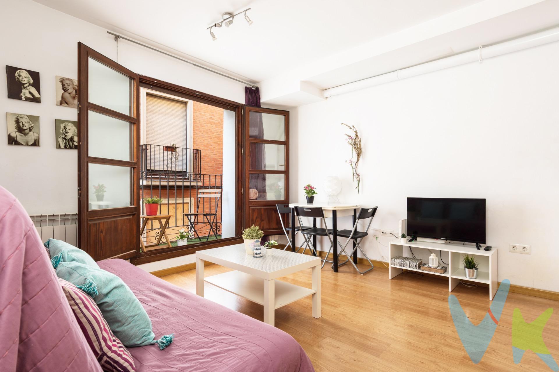 APARTAMENTO CON LICENCIA TURÍSTICA Y ALTA RENTABILIDAD JUNTO AL MERCADO CENTRAL. Se vende fantástico apartamento con licencia de alquiler turístico en vigor, situado en pleno corazón de Zaragoza, en la esquina de la Avenida César Augusto con la calle Casta Álvarez. La vivienda consta de un dormitorio doble , un baño completo equipado con ducha y mampara. Un luminoso salón-cocina totalmente amueblado y con electrodomésticos. Desde el salón se accede a un agradable balcón exterior, ideal para disfrutar de la luz natural. El inmueble cuenta con excelentes calidades para garantizar el máximo confort de los huéspedes, incluyendo cálidos suelos de tarima, ventanas de madera con doble acristalamiento tipo climalit para un perfecto aislamiento acústico y térmico, y calefacción individual a gas.  La propiedad se encuentra en una finca con ascensor. Gastos de comunidad 64€/mes. Destaca por su  rentabilidad demostrable, ya que actualmente se alquila prácticamente a diario como apartamento turístico.. Su ubicación es inmejorable, se encuentra justo frente al emblemático Mercado Central y a escasos metros de la parada del TRANVIA y de las principales líneas de autobús, lo que garantiza una movilidad total. Rodeado de pequeño comercio y toda la oferta cultural y gastronómica del centro histórico, es el activo perfecto para inversores que busquen un negocio "llave en mano" con ingresos asegurados desde el primer día. ¡No pierda la oportunidad de visitarlo!. . El precio de venta publicado no incluye impuestos legalmente establecidos ni gastos derivados de la compraventa y de la inscripción del inmueble (Impuesto de transmisiones patrimoniales,  notaría y registro de la Propiedad),  todo ello asumido por el comprador. El precio de venta indicado no incluye los honorarios profesionales correspondientes a los servicios de asesoramiento y formalización del proceso de compra, que son asumidos por el comprador. Este anuncio es de carácter informativo y no es contractual, pudiendo estar sujeto a errores o modificaciones.
