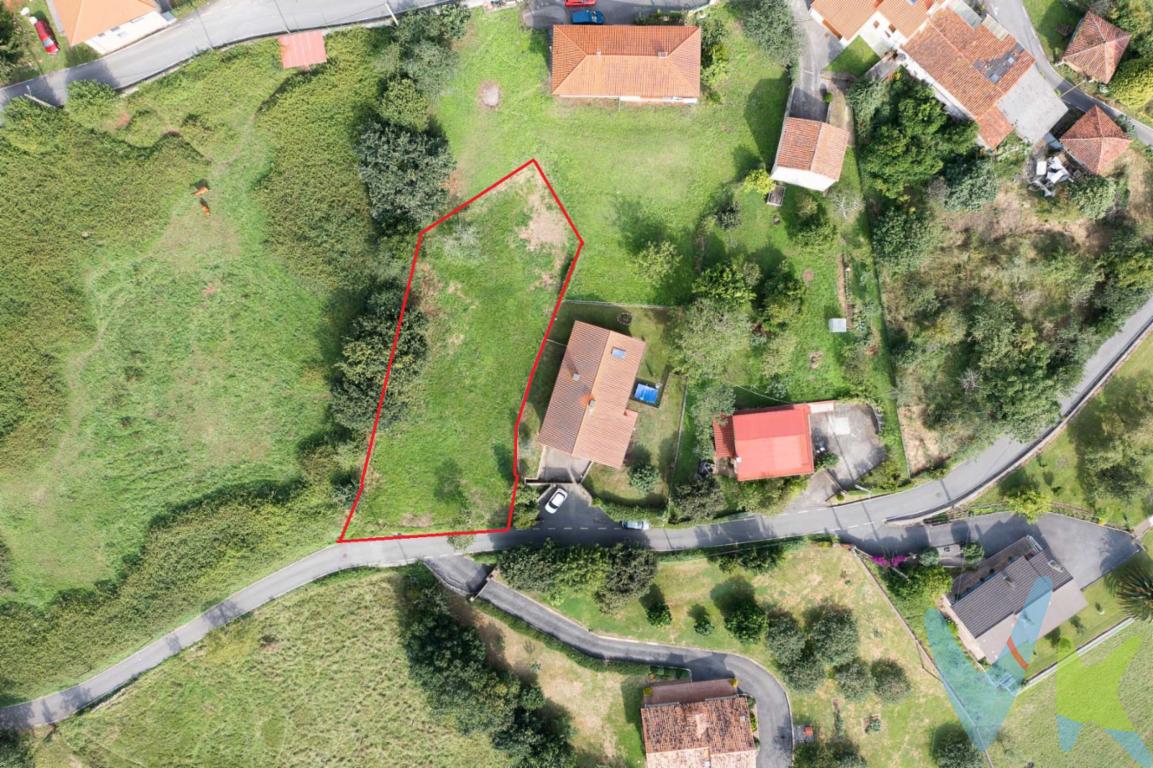  Venta de excepcional finca edificable en Caldones en San Pelayo, GijónPresentamos una oportunidad única para adquirir una destacada finca edificable de 1.572 metros con una MAGNIFICAS VISTAS a Gijón!!!Esta propiedad representa una verdadera oportunidad  para aquellos que buscan invertir en un proyecto residencial o simplemente desean construir la casa de sus sueños.Con una superficie total edificable de hasta 300 metros cuadrados, y con todos los servicios de luz,agua y Saneamiento al lado.Tener esta infraestructura básica ya instalada permite poner en marcha cualquier proyecto con mayor rapidez y eficiencia, minimizando complicaciones adicionales. Ubicada en una de las zonas con mejor conexión de la ciudad, esta propiedad garantiza fácil acceso a todos los servicios y comodidades que Gijón tiene para ofrecer. No deje pasar esta excepcional oportunidad de adquirir una propiedad con tanto potencial,las parcelas de esta índole, en ubicaciones tan privilegiadas, son escasas y se venden rápidamente. Le invitamos a visitar este terreno para apreciar de primera mano todo lo que tiene para ofrecer, y considerar las infinitas posibilidades que brinda.Estamos a su disposición para hacer de sus sueños una realidad.El precio no incluye Impuestos ni los gastos de Notaría y Registro.   