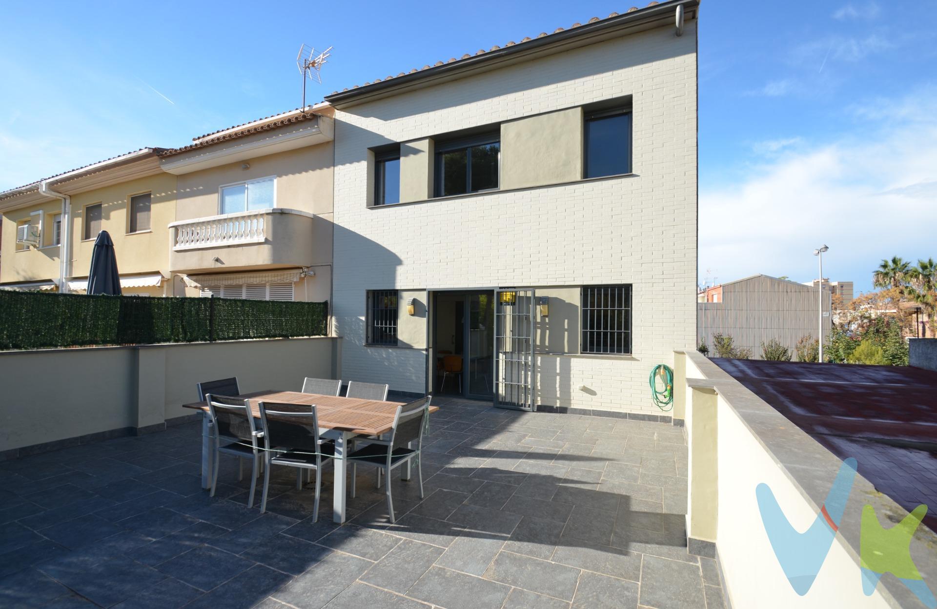 Descubre el encanto de esta espectacular casa adosada de diseño, situada en una de las zonas más residenciales de Vilanova i la Geltrú. Te sorprenderá saber que:. - Se trata de una casa grande, moderna y de diseño. Dispone de 306m² construidos distribuidos en tres plantas. La parcela tiene una superficie total de 244m². . - En la vivienda reinan la comodidad y la luz, los espacios son abiertos y luminosos, no en vano está muy bien orientada.  . - Sus magníficos acabados de obra e interiores, escogidos al detalle, marcan diferencia entre las construcciones del momento. Se nota que los actuales propietarios la idearon para disfrutar de ella al máximo, con la mayor comodidad y con la mejor eficiencia.  . - ¿Escaleras? ¿De qué me hablas? En esta casa no hay por qué subirlas, disfruta de un práctico ascensor con acceso a todas las plantas. . - El garaje de 136m² es un sueño. En él tienen cabida diversos vehículos y tiene espacio suficiente para usarlo como trastero y taller.   . - Su precioso jardín de más de 100m², la guinda del pastel, es único. En él se podría ubicar una magnífica piscina y dispone de puerta trasera con salida directa a un espacio verde de la zona. Es ideal para que lo disfrute toda la familia: los niños y sus juegos a diario, barbacoas los findes, cenitas con los amigos las noches de verano y porque no, las queridas mascotas.. ¿Qué más se te ocurre?. - Su distribución es perfecta: la planta baja cuenta con el gran garaje y el inmenso jardín; la primera planta con gran salón-comedor, cocina office con anexo para lavadero, baño, magnífica terraza y un balcón a la calle; la segunda planta (zona de noche) con tres dormitorios (una suite con vestidor) y un segundo baño completo con columna de hidromasaje. Y finalmente, toda una sorpresa: una buhardilla de techos bajos en la azotea a la que se accede por una escalera de diseño plegable. . - La casa fue construida en el año 2011 y se conserva mejor que nueva, ha estado habitada durante muy poco tiempo y se encuentra como el primer día. . - Aunque se halla en zona residencial, está cerca de todo tipo de servicios como grandes superficies comerciales, escuelas de primaria y secundaria públicas y privadas, UPC (Universitat Politècnica de Catalunya), Hospital Comarcal..etc.   . - Está muy bien comunicada, la ronda Europa, muy cercana, te dará paso directo hasta la autovía C15 dirección Norte o la autopista C32 dirección Barcelona o Tarragona. A más, desde esta vivienda, solo tardarás 10' caminando a la Renfe. . - Vilanova i la Geltrú es una población costera situada a no más de 30' de Barcelona en coche o 40' en tren y a 20' del aeropuerto del Prat. Su población es de casi de 70.000 habitantes y disfruta de mucha vida durante todo el año. Su larga y alegre Rambla es famosa en toda Catalunya. Y por último tiene más de 6Km de playas de arena fina, puerto pesquero y un puerto náutico muy reconocido. . El precio no incluye impuestos (ITP, IVA y AJD), ni los gastos de notario ni los de registro. 