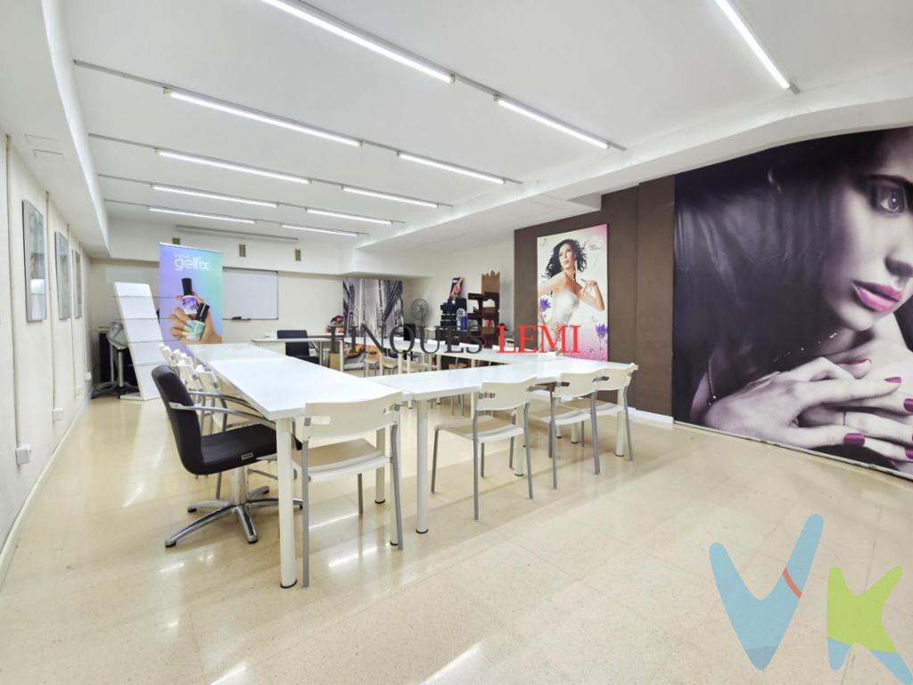 Local comercial con inquilino consolidado en la calle más dinámica de Sant Andreu: una inversión que se siente segura desde el primer pasoEn pleno corazón de Sant Andreu del Palomar, donde el pulso comercial es constante y las calles reciben cada día una mezcla perfecta de vida de barrio y actividad profesional, se encuentra este local comercial situado en el emblemático edificio El Cor de Sant Andreu. Un enclave donde la energía del comercio se respira, se escucha y se vive.A pie de calle, con acceso totalmente plano y sin barreras, el local ofrece una presencia impecable para cualquier actividad abierta al público. La persiana motorizada calada deja entrever el interior incluso en horas de cierre, creando una sensación de transparencia y seguridad que invita a la confianza del consumidor. Cada detalle ha sido pensado para maximizar visibilidad, accesibilidad y experiencia del cliente.Actualmente, el local está alquilado hasta el 29/02/2028, generando una renta mensual de 2.943,50 EUR con un inquilino de larga trayectoria y actividad altamente consolidada en el barrio. Una oportunidad ideal para inversores que buscan estabilidad, rendimiento y un entorno urbano con proyección.El interior sorprende por su amplitud y posibilidades. En la planta principal se respira claridad y comodidad, mientras que el gran sótano de la misma superficie que la planta superior multiplica las oportunidades: zona de almacenaje, espacio de trabajo adicional o incluso área comercial, gracias a sus techos altos y su cumplimiento de normativa para uso público. Las pequeñas ventanas a pie de calle en la fachada posterior aportan ventilación natural continua, un detalle que marca diferencia en confort y mantenimiento.La finca, del año 2005, se encuentra en excelente estado, reforzando la sensación de seguridad y durabilidad de esta inversión.Características del inmuebleUbicación prime: calle más comercial de Sant AndreuFinca del 2005 en buen estadoEdificio emblemático El Cor de Sant AndreuVentilación natural en sótano mediante ventanas a pie de calleSótano apto para uso público por altura normativaGran sótano del mismo tamaño que la planta principalAcceso plano sin escalonesPersiana motorizada caladaInquilino consolidado en el barrioRenta mensual: 2.943,50 EURAlquilado hasta 29/02/2028Local comercial a pie de calle API 3536 AICAT 11998Ofrecemos acompañamiento en todo el proceso de compra-venta para que nuestros clientes se sientan bien asesorados. Desde la primera visita para encontrar Tu hogar que se ajuste a tus necesidades, la negociación de precios, contratos, Escritura. También estamos presente en los extras que conllevan una compra como, búsqueda de financiación y profesionales para las reformas que su nueva vivienda pueda necesitar.   HONORARIOS DE LA INMOBILIARIA INCLUIDOS EN EL PRECIO DE VENTA *** gastos de compra venta no incluidos en el precio -para más información sobre gastos consulta la web gencat.cat *** El mobiliario que aparece (si apareciera) en las fotografías no se encuentra incluido en el precio de venta salvo que lo aclare en la descripción. Las imágenes presentadas son de carácter ilustrativo y pueden no coincidir fielmente con la realidad, pudiendo incluir renders digitales.Puedes consultar nuestras reseñas en Google