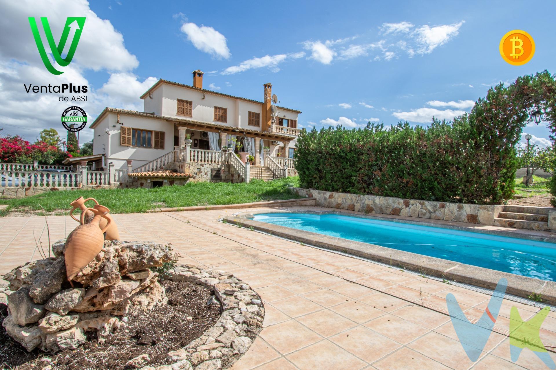 . Si tu familia está creciendo y buscáis un hogar con más espacio, comodidad y privacidad, este chalet independiente de 250 m² construidos sobre una parcela de 2.000 m² en la prestigiosa urbanización de Son Gual es una oportunidad ideal. Distribuido en dos plantas, la vivienda ofrece:. 4 habitaciones dobles, exteriores y luminosas. 3 baños completos. Salón espacioso y comedor independiente. Cocina independiente totalmente funcional. Garaje doble en el sótano. Sistema de calefacción mediante radiadores en todas las estancias (actualmente sin funcionamiento). El exterior cuenta con:. Piscina privada de 21 m². Porche cubierto con vistas al jardín trasero. Jardín frontal cuidado y zona de huerto propia. Parcela completamente vallada con muro perimetral, que proporciona privacidad y seguridad. Zona residencial con excelentes conexiones. Situado en Son Gual, una urbanización tranquila y consolidada a pocos minutos de Palma. La zona destaca por su entorno natural, vistas despejadas y excelente conectividad con la ciudad, el aeropuerto y otras zonas de la isla. Además, a muy poca distancia se encuentra el exclusivo Golf Son Gual, considerado uno de los mejores campos de golf de Baleares. Esta propiedad ofrece un entorno perfecto para familias que valoran el espacio, la tranquilidad y la comodidad, sin renunciar a estar bien conectados. Propiedad certificada por ABSI (Asociación Balear de Servicios Inmobiliarios), lo que garantiza que toda la documentación ha sido revisada y que forma parte de la bolsa de propiedades en multiexclusiva. Inmobiliaria registrada en el Registre Oficial d’Agents Immobiliaris de les Illes Balears. Nº de registro: GOIBE747077/2024